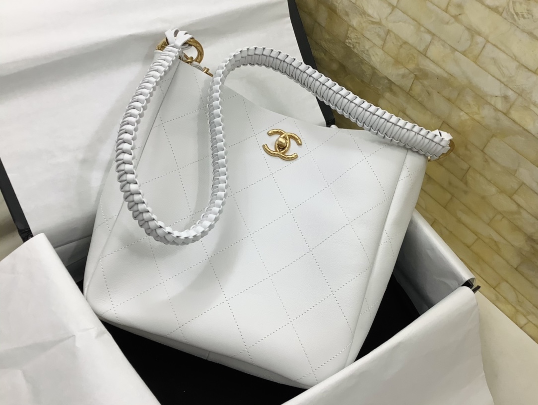 [Chanel Women