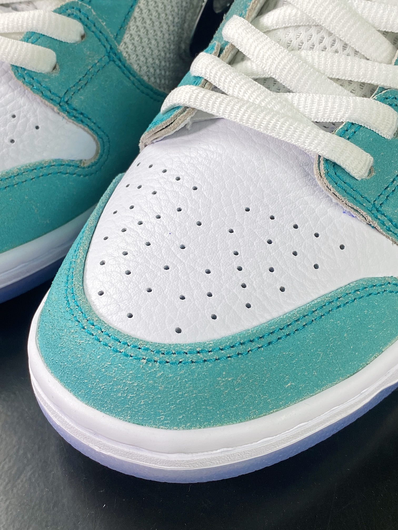 April Skateboards x Nike SB Dunk Low Pro ”April” Dunk Series Low-top Sneakers ”Joint Mint Green Rose Metal Silver Hook” FD2562-400