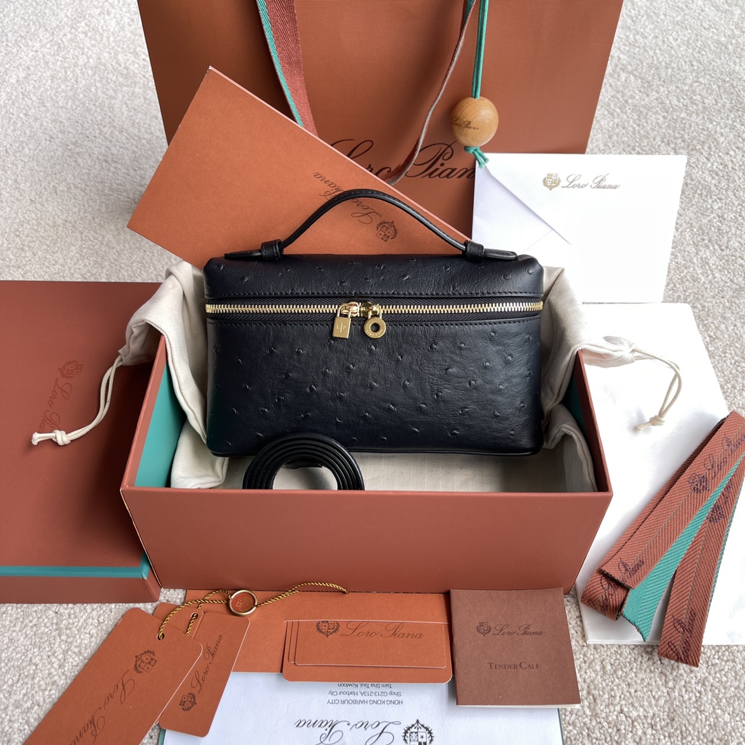 NO:198181,~(Not available for packaging) Extra Pocket L Ostrich Pattern Series #Black [Imported original leather   pure steel gold hardware] Calfskin ostrich pattern production main material ~ Sheepskin lining# The wide opening bag is made of butter-like soft calfskin. It comes with removable shoulder straps to create a versatile mini bag. Two-way zipper opening, height 11cm*width 19cm*deep 6.5cm. Calfs / Item number: FAN, LP, loro piana, mini bags, cowhide, sheepskin19860909～(不配包装) Extra Pocket L 鸵鸟纹系列#黑色【进口原厂皮 纯钢金色五金】 小牛皮鸵鸟纹制作主体材质~羊皮里料# 宽开口小袋采用如黄油般柔软的小牛皮打造.随附可拆卸肩带,可打造出百搭迷你包袋.双向拉链开口, 高度11cm*宽度19cm*深度6.5cm. 小牛皮/货号:FAN,LP,loro piana,mini bags,cowhide,sheepskin,Bag