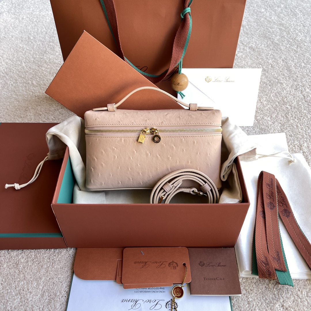 NO:198187,~(Not available for packaging) Extra Pocket L Ostrich Pattern Series #Sand Pink [Imported Original Leather   Pure Steel Gold Hardware] Calfskin Ostrich Pattern Making Main Material ~ Sheepskin Lining# The wide opening bag is made of butter-like soft calfskin. It comes with removable shoulder straps to create a versatile mini bag. Two-way zipper opening, height 11cm*width 19cm*deep 6.5cm. Calfskin/item number: FAN, LP, loro piana, mini bags, cowhide, sheepskin19860909～(不配包装) Extra Pocket L 鸵鸟纹系列#沙粉色【进口原厂皮 纯钢金色五金】 小牛皮鸵鸟纹制作主体材质~羊皮里料# 宽开口小袋采用如黄油般柔软的小牛皮打造.随附可拆卸肩带,可打造出百搭迷你包袋.双向拉链开口, 高度11cm*宽度19cm*深度6.5cm. 小牛皮/货号:FAN,LP,loro piana,mini bags,cowhide,sheepskin,Bag