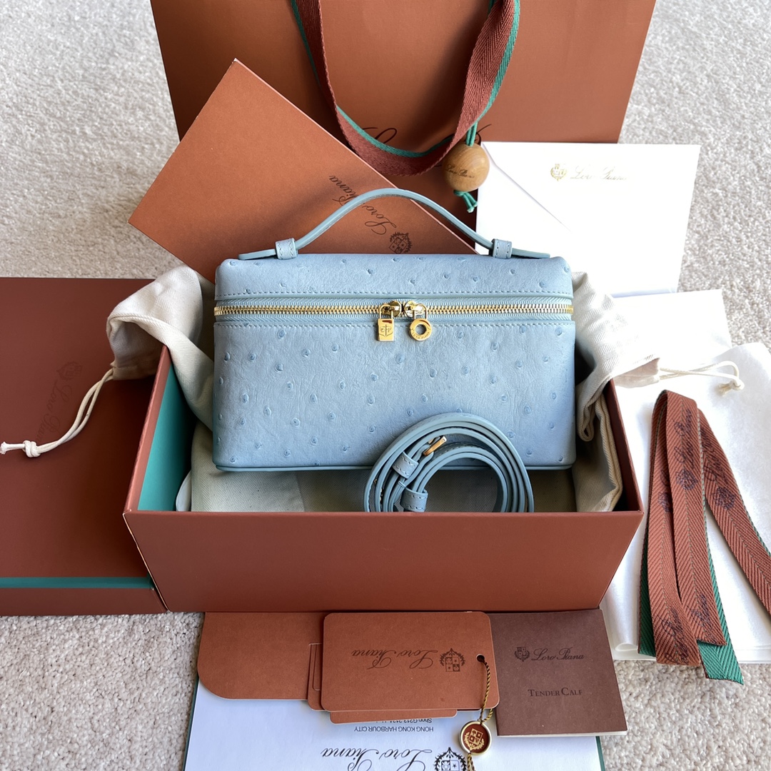 NO:198192,~(Not available for packaging) Extra Pocket L Ostrich Pattern Series #Blue-Cyan [Imported original leather   pure steel gold hardware] Calfskin Ostrich Pattern Production Main Material ~ Sheepskin Lining# The wide opening bag is made of butter-like soft calfskin. It comes with removable shoulder straps to create a versatile mini bag. Two-way zipper opening, height 11cm*width 19cm*deep 6.5cm. Calfs / Item No.: FAN, LP, loro piana, mini bags, cowhide, sheepskin19860909～(不配包装) Extra Pocket L 鸵鸟纹系列#蓝青色【进口原厂皮 纯钢金色五金】 小牛皮鸟鸵纹制作主体材质~羊皮里料# 宽开口小袋采用如黄油般柔软的小牛皮打造.随附可拆卸肩带,可打造出百搭迷你包袋.双向拉链开口, 高度11cm*宽度19cm*深度6.5cm. 小牛皮/货号:FAN,LP,loro piana,mini bags,cowhide,sheepskin,Bag