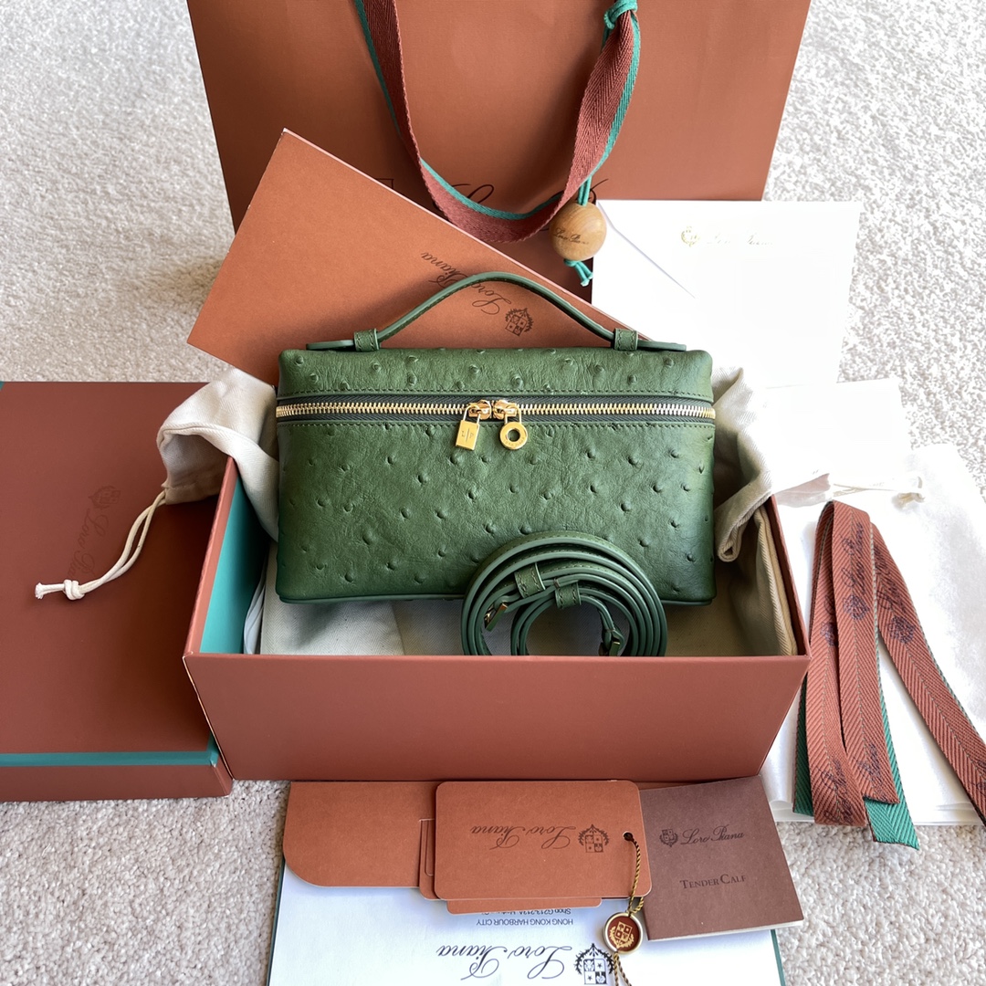 NO:198201,~(Not available for packaging) Extra Pocket L Ostrich Pattern Series #Lichen Green [Imported Original Leather   Pure Steel Gold Hardware] Calfskin Ostrich Pattern Making Main Material ~ Sheepskin Lining# The wide opening bag is made of butter-like soft calfskin. It comes with removable shoulder straps to create a versatile mini bag. Two-way zipper opening, height 11cm*width 19cm*deep 6.5cm. Calfskin/item number: FAN, LP, loro piana, mini bags, cowhide, sheepskin19860909～(不配包装) Extra Pocket L 鸵鸟纹系列#地衣绿【进口原厂皮 纯钢金色五金】 小牛皮鸵鸟纹制作主体材质~羊皮里料# 宽开口小袋采用如黄油般柔软的小牛皮打造.随附可拆卸肩带,可打造出百搭迷你包袋.双向拉链开口, 高度11cm*宽度19cm*深度6.5cm. 小牛皮/货号:FAN,LP,loro piana,mini bags,cowhide,sheepskin,Bag