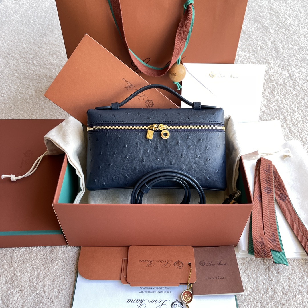 NO:198206,~(Not available for packaging) Extra Pocket L Ostrich Pattern Series #Midnight Blue [Imported original leather   pure steel gold hardware] Calfskin ostrich pattern production main material ~ Sheepskin lining # The wide opening bag is made of butter-like soft calfskin. It comes with removable shoulder straps to create a versatile mini bag. Two-way zipper opening, height 11cm*width 19cm*deep 6.5cm. Calfskin/item number: FAN, LP, loro piana, mini bags, cowhide, sheepskin19860909～(不配包装) Extra Pocket L 鸵鸟纹系列#午夜蓝【进口原厂皮 纯钢金色五金】 小牛皮鸵鸟纹制作主体材质~羊皮里料# 宽开口小袋采用如黄油般柔软的小牛皮打造.随附可拆卸肩带,可打造出百搭迷你包袋.双向拉链开口, 高度11cm*宽度19cm*深度6.5cm. 小牛皮/货号:FAN,LP,loro piana,mini bags,cowhide,sheepskin,Bag