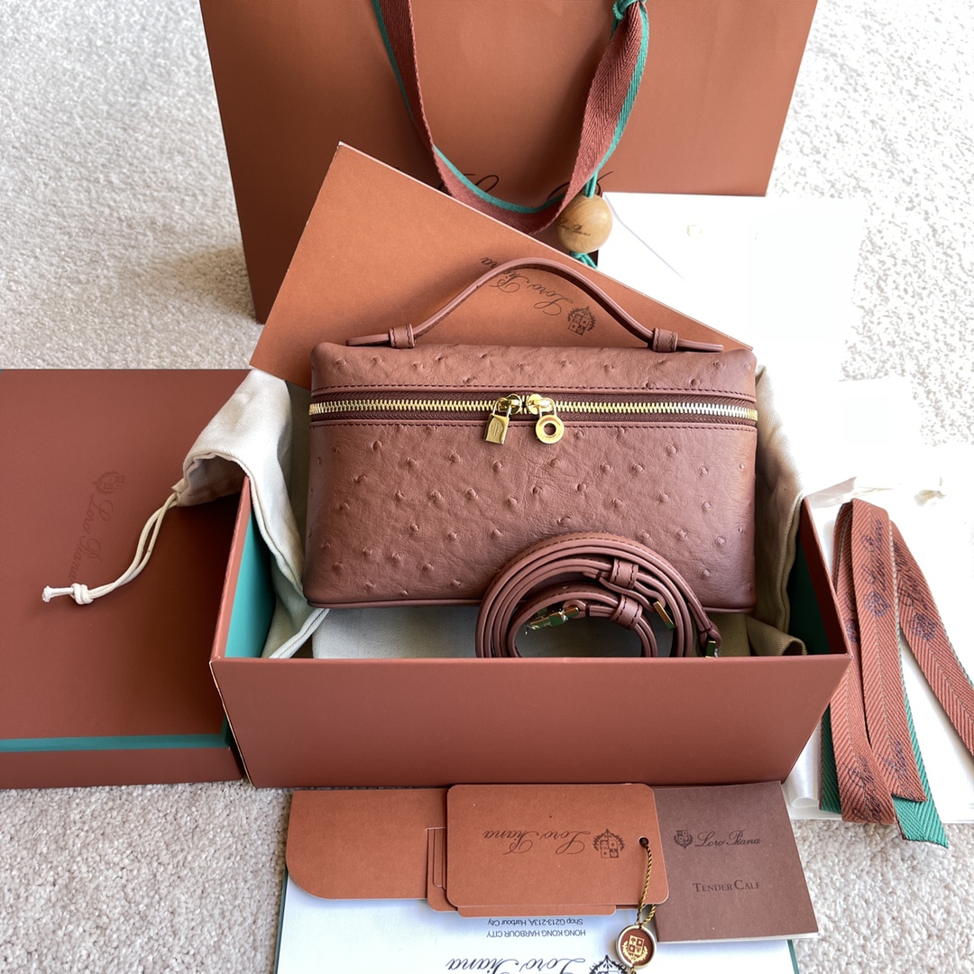 NO:198211,~(Not available for packaging) Extra Pocket L Ostrich Pattern Series #Brick Red [Imported Original Leather   Pure Steel Gold Hardware] Calfskin Ostrich Pattern Making Main Material ~ Sheepskin Lining# The wide opening bag is made of butter-like soft calfskin. It comes with removable shoulder straps to create a versatile mini bag. Two-way zipper opening, height 11cm*width 19cm*deep 6.5cm. Calfs / Item No.: FAN, LP, loro piana, mini bags, cowhide, sheepskin19860909～(不配包装) Extra Pocket L 鸵鸟纹系列#砖红色【进口原厂皮 纯钢金色五金】 小牛皮鸵鸟纹制作主体材质~羊皮里料# 宽开口小袋采用如黄油般柔软的小牛皮打造.随附可拆卸肩带,可打造出百搭迷你包袋.双向拉链开口, 高度11cm*宽度19cm*深度6.5cm. 小牛皮/货号:FAN,LP,loro piana,mini bags,cowhide,sheepskin,Bag