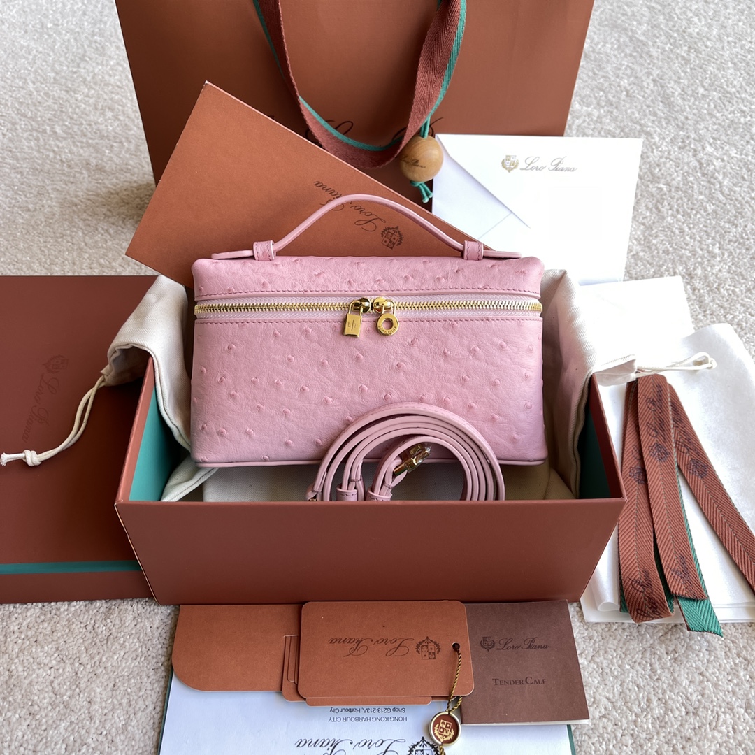 NO:198208,~(Not available for packaging) Extra Pocket L Ostrich Pattern Series #Sakura Powder [Imported Original Leather   Pure Steel Gold Hardware] Calfskin Ostrich Pattern Making Main Material ~ Sheepskin Lining# The wide opening bag is made of butter-like soft calfskin. It comes with removable shoulder straps to create a versatile mini bag. Two-way zipper opening, height 11cm*width 19cm*deep 6.5cm. Calfskin/item number: FAN, LP, loro piana, mini bags, cowhide, sheepskin19860909～(不配包装) Extra Pocket L 鸵鸟纹系列#樱花粉【进口原厂皮 纯钢金色五金】 小牛皮鸵鸟纹制作主体材质~羊皮里料# 宽开口小袋采用如黄油般柔软的小牛皮打造.随附可拆卸肩带,可打造出百搭迷你包袋.双向拉链开口, 高度11cm*宽度19cm*深度6.5cm. 小牛皮/货号:FAN,LP,loro piana,mini bags,cowhide,sheepskin,Bag