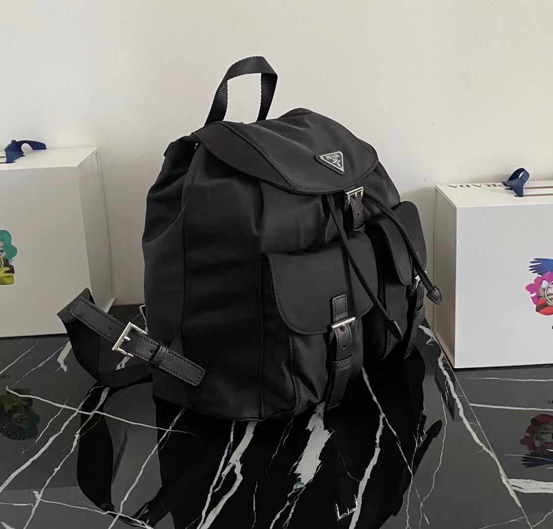 プラダ ナイロン リュック 軽量 防水 おしゃれ