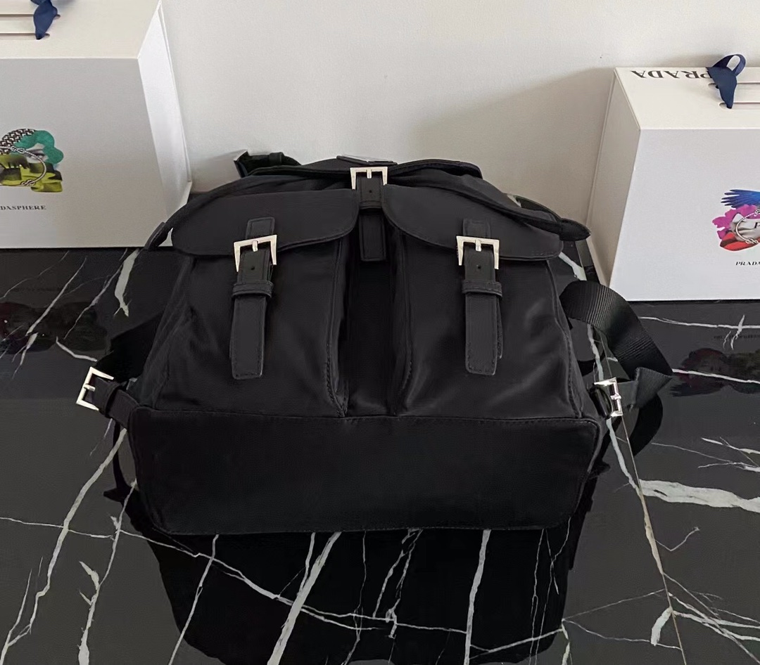 プラダ ナイロン リュック 軽量 防水 おしゃれ