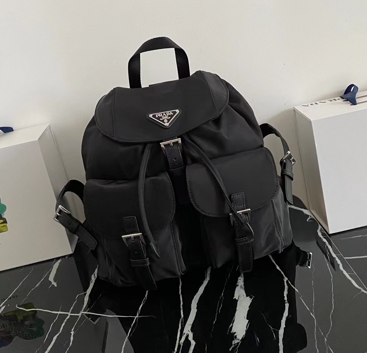 プラダ ナイロン リュック 軽量 防水 おしゃれ