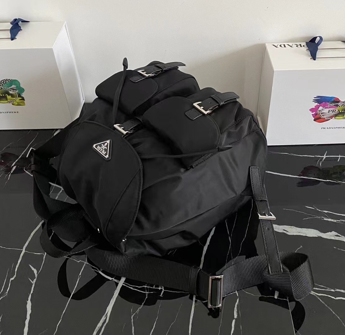 プラダ ナイロン リュック 軽量 防水 おしゃれ