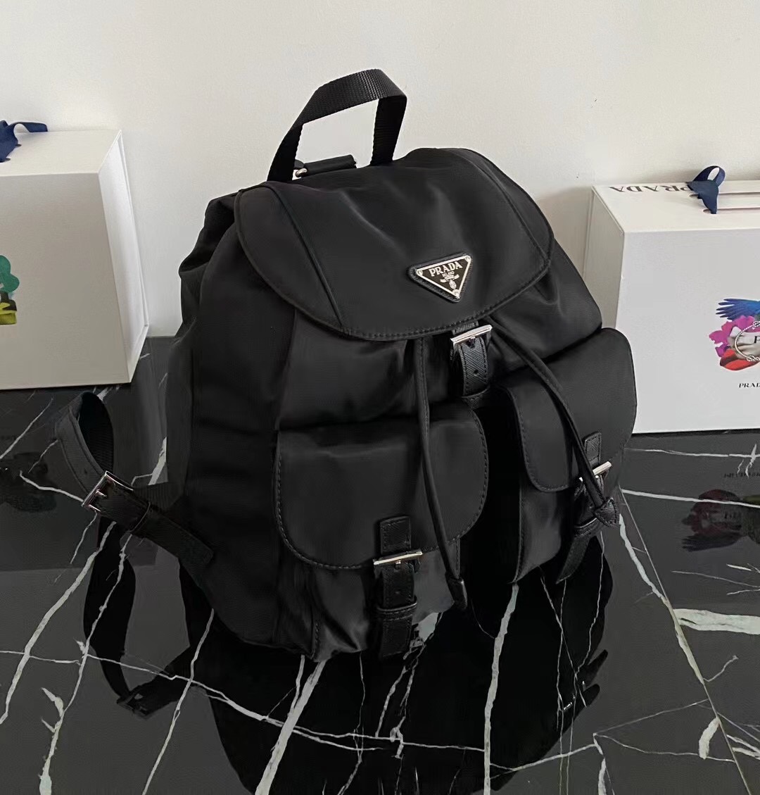 プラダ ナイロン リュック 軽量 防水 おしゃれ