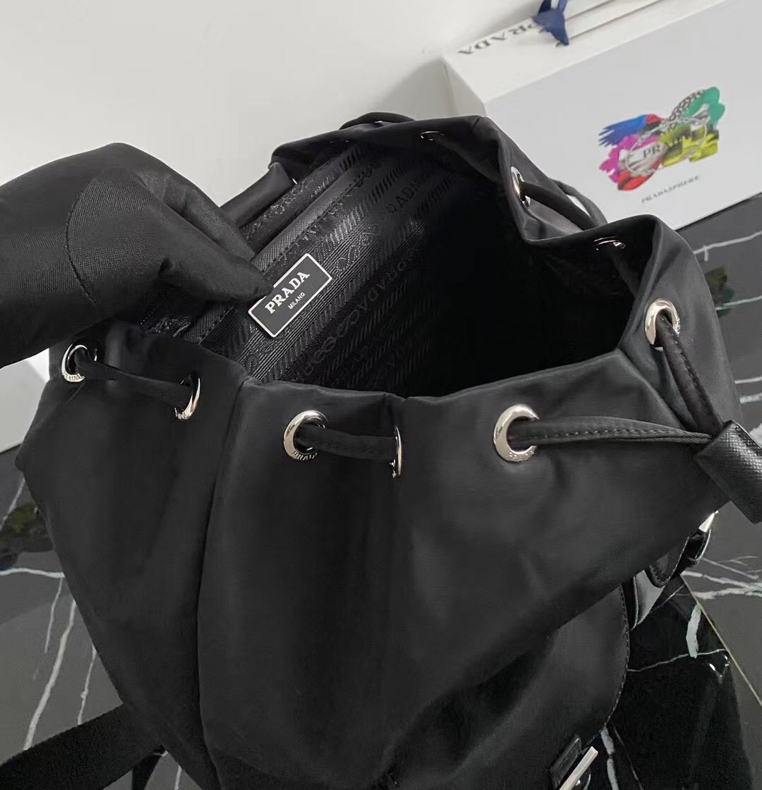 プラダ ナイロン リュック 軽量 防水 おしゃれ