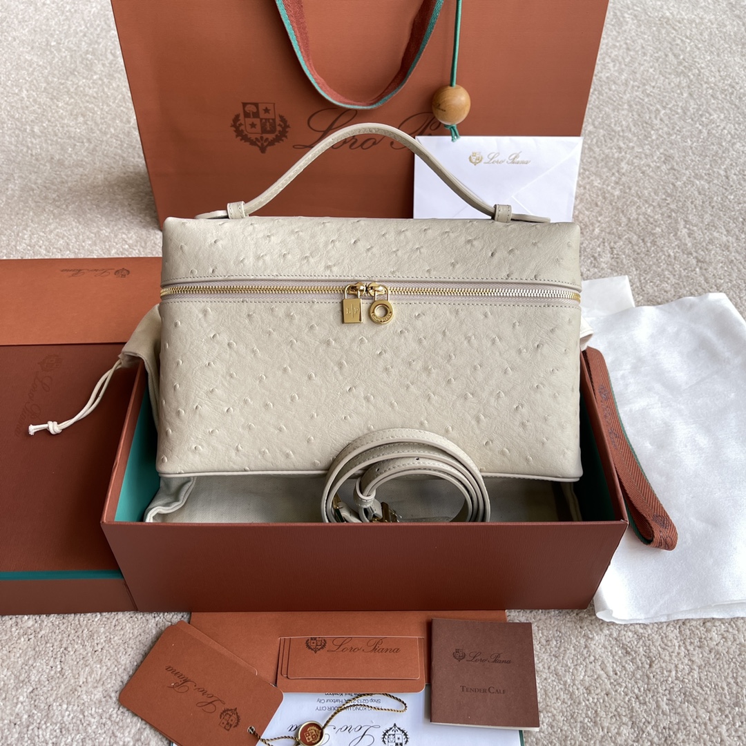 NO:205615,~(Not available for packaging) Extra Pocket L Ostrich Pattern Series # Light Gray [Imported Original Leather   Pure Steel Gold Hardware] Calfskin Ostrich Pattern Making Main Material ~ Sheepskin Lining# The wide opening bag is made of butter-like soft calfskin. It comes with removable shoulder straps to create a versatile mini bag. Two-way zipper opening, height 16cm*width 27cm*deep 10cm. Item No.: FAN 1034, LP, loro piana, mini bags, cowhide, sheepskin19860909～(不配包装) Extra Pocket L 鸵鸟纹系列#浅石灰色【进口原厂皮 纯钢金色五金】 小牛皮驼鸟纹制作主体材质~羊皮里料# 宽开口小袋采用如黄油般柔软的小牛皮打造.随附可拆卸肩带,可打造出百搭迷你包袋.双向拉链开口, 高度16cm*宽度27cm*深度10cm. 货号:FAN 1034,LP,loro piana,mini bags,cowhide,sheepskin,Bag