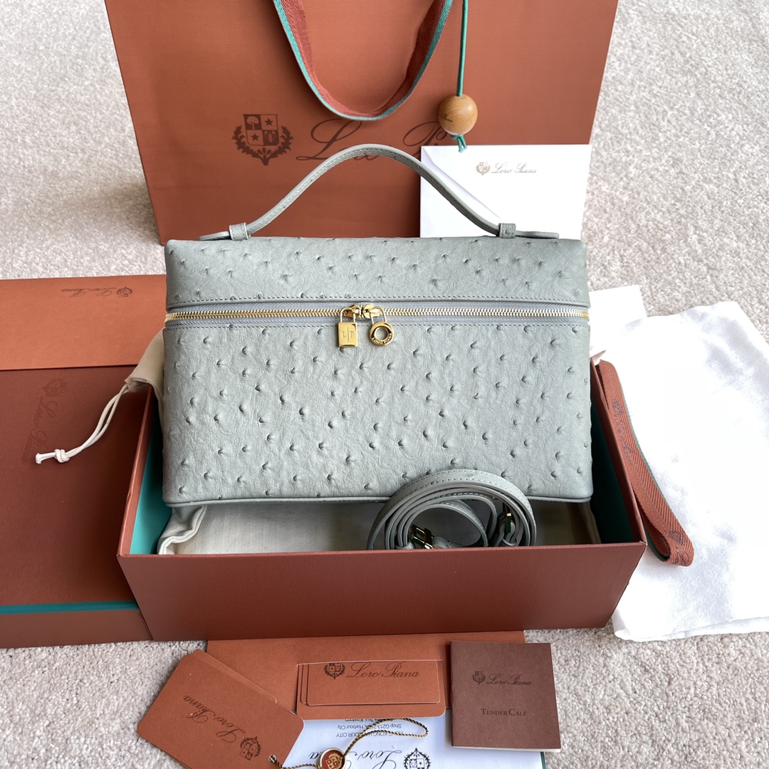 NO:205620,~(Not available for packaging) Extra Pocket L Ostrich Pattern Series #Eucalyptus Color [Imported Original Leather   Pure Steel Gold Hardware] Calfskin Ostrich Pattern Making Main Material ~ Sheepskin Lining# The wide opening small bag is made of butter-like soft calfskin. It comes with removable shoulder straps, which can create a versatile mini bag. Two-way zipper opening, height 16cm*width 27cm*deep 10cm. Item No.: FAN 1034, LP, loro piana, mini bags, cowhide, sheepskin19860909～(不配包装) Extra Pocket L鸵鸟纹系列#桉树色【进口原厂皮 纯钢金色五金】 小牛皮鸵鸟纹制作主体材质~羊皮里料# 宽开口小袋采用如黄油般柔软的小牛皮打造.随附可拆卸肩带,可打造出百搭迷你包袋.双向拉链开口, 高度16cm*宽度27cm*深度10cm. 货号:FAN 1034,LP,loro piana,mini bags,cowhide,sheepskin,Bag