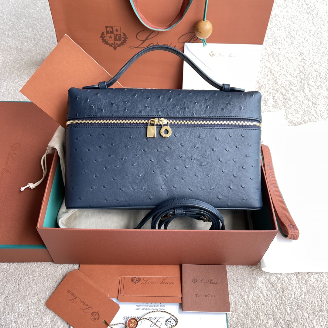 NO:198209,~(Not available for packaging) Extra Pocket L Ostrich Pattern Series #Midnight Blue [Imported original leather   pure steel gold hardware] Calfskin ostrich pattern production main material ~ Sheepskin lining# The wide opening bag is made of butter-like soft calfskin. It comes with removable shoulder straps, which can create a versatile mini bag. Two-way zipper opening, height 16cm*width 27cm*deep 10cm. Item number: FAN 1034, LP, loro piana, mini bags, cowhide, sheepskin19860909～(不配包装) Extra Pocket L鸵鸟纹系列#午夜蓝【进口原厂皮 纯钢金色五金】 小牛皮鸵鸟纹制作主体材质~羊皮里料# 宽开口小袋采用如黄油般柔软的小牛皮打造.随附可拆卸肩带,可打造出百搭迷你包袋.双向拉链开口, 高度16cm*宽度27cm*深度10cm. 货号:FAN 1034,LP,loro piana,mini bags,cowhide,sheepskin,Bag