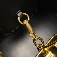 小号20211##Garavani VLOGO Escape 小牛皮小号购物袋,包袋两侧点缀红色细节,金 小号20211##Garavani VLOGO Escape 小牛皮小号购物袋,包袋两侧点缀红色细节,金
