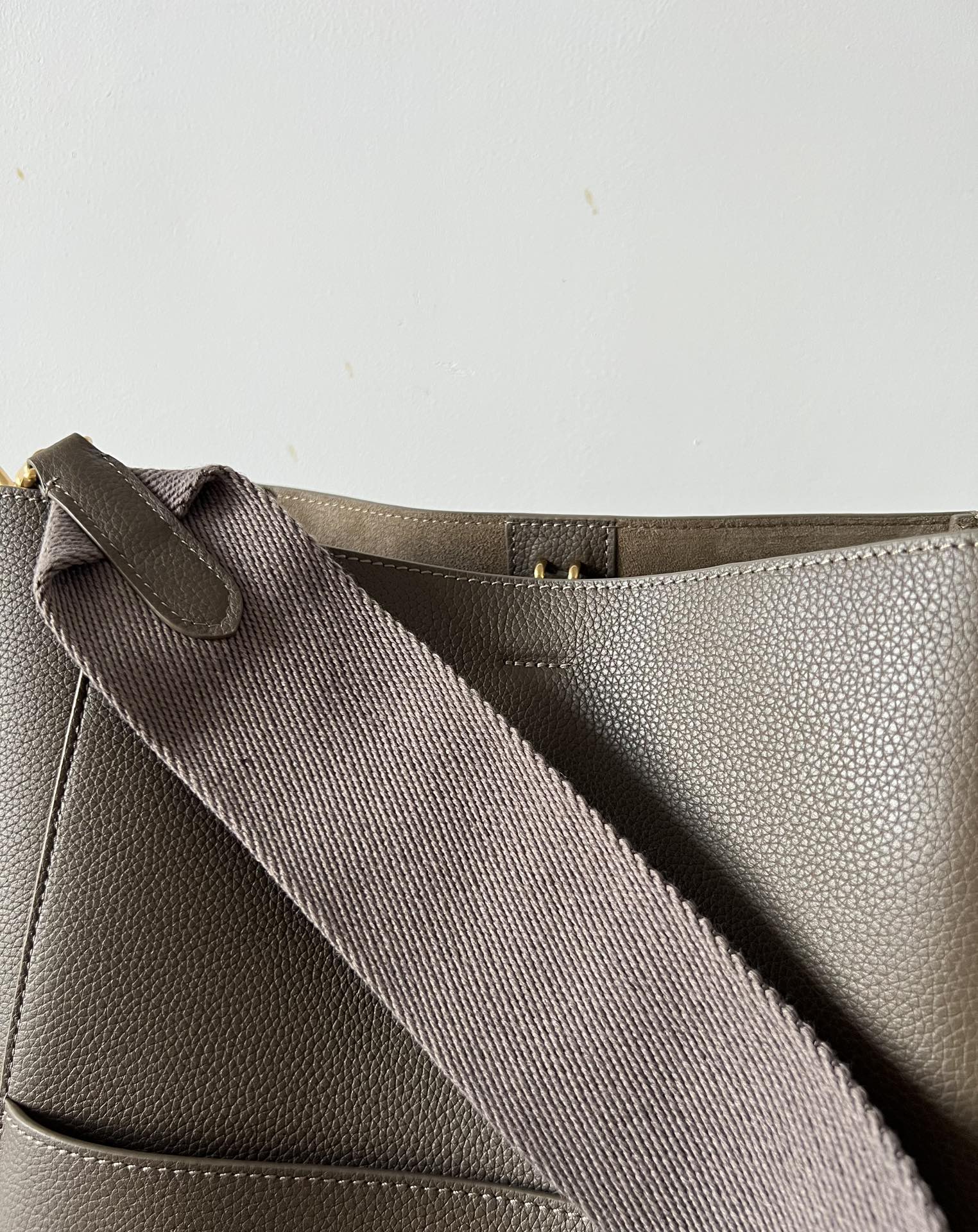Newly photographed Celine pebbled bucket bag, original genuine grade. Thick Togo calfskin imported from Italy Matte calfskin inside, using stitch
