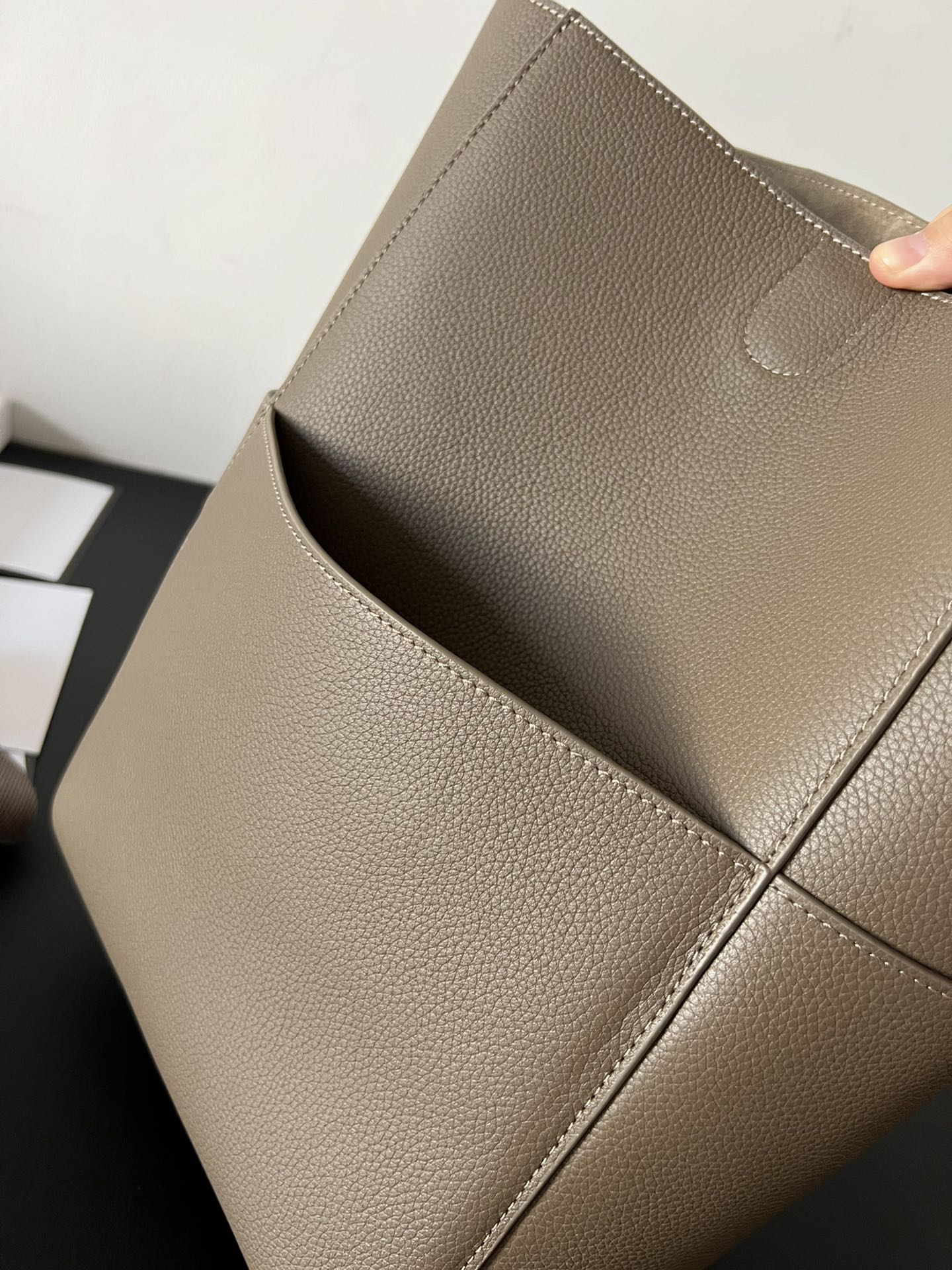 [More details]. Upgraded version of the newly shot Celine pebbled bucket bag, original genuine grade. Thick Togo calfskin imported from ItalyNubu