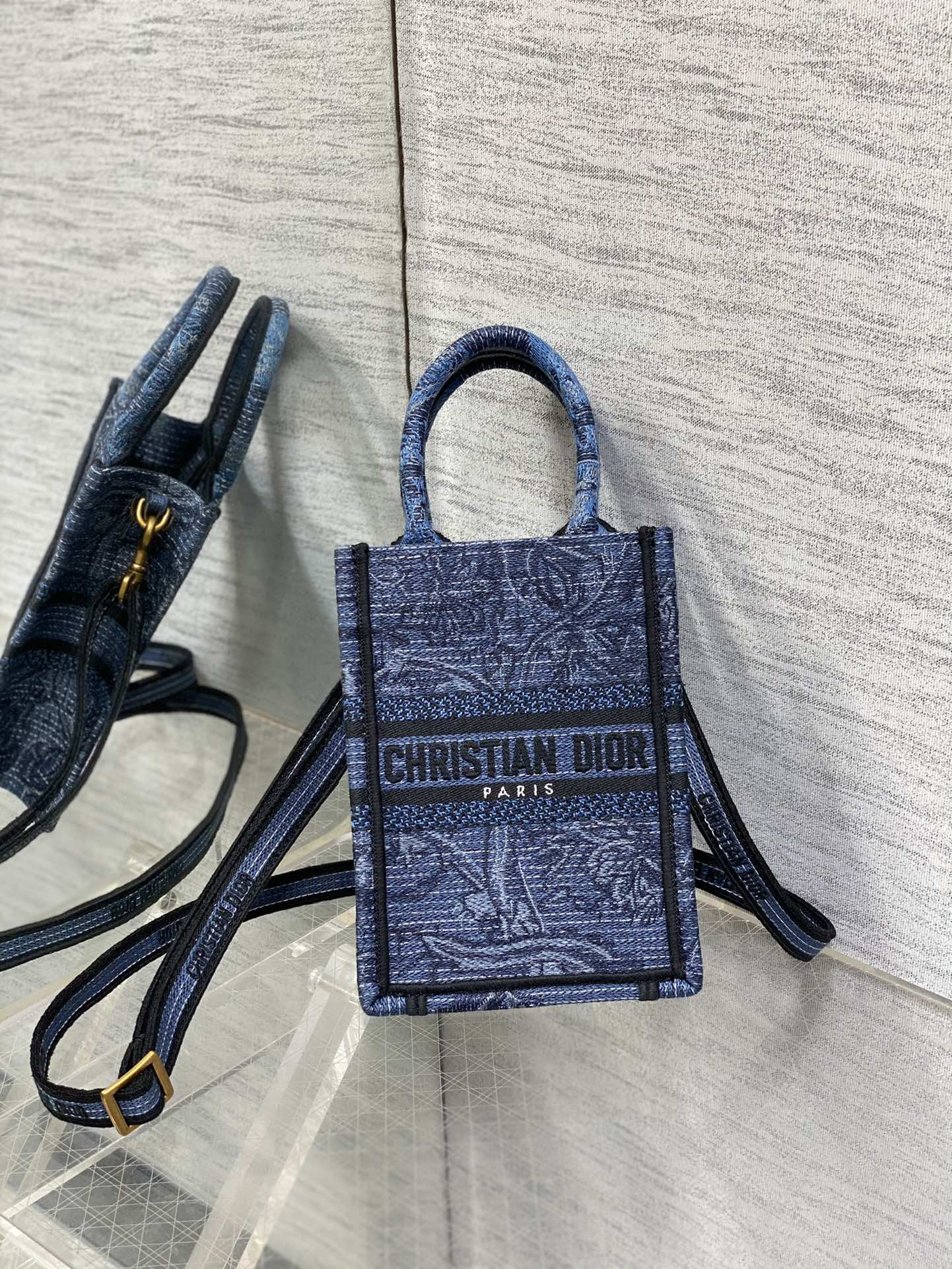 DIOR 牛仔蓝 虎刺绣 竖版手机包 可调节肩带