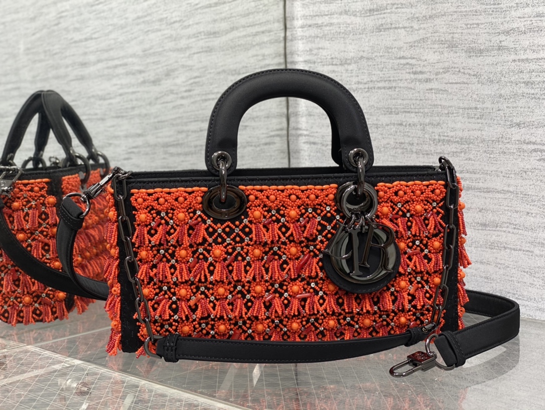 Reserva‼ ️ El último bolso Princess Diana de edición limitada y resistente con cuentas de Lady es un bolso imprescindib…