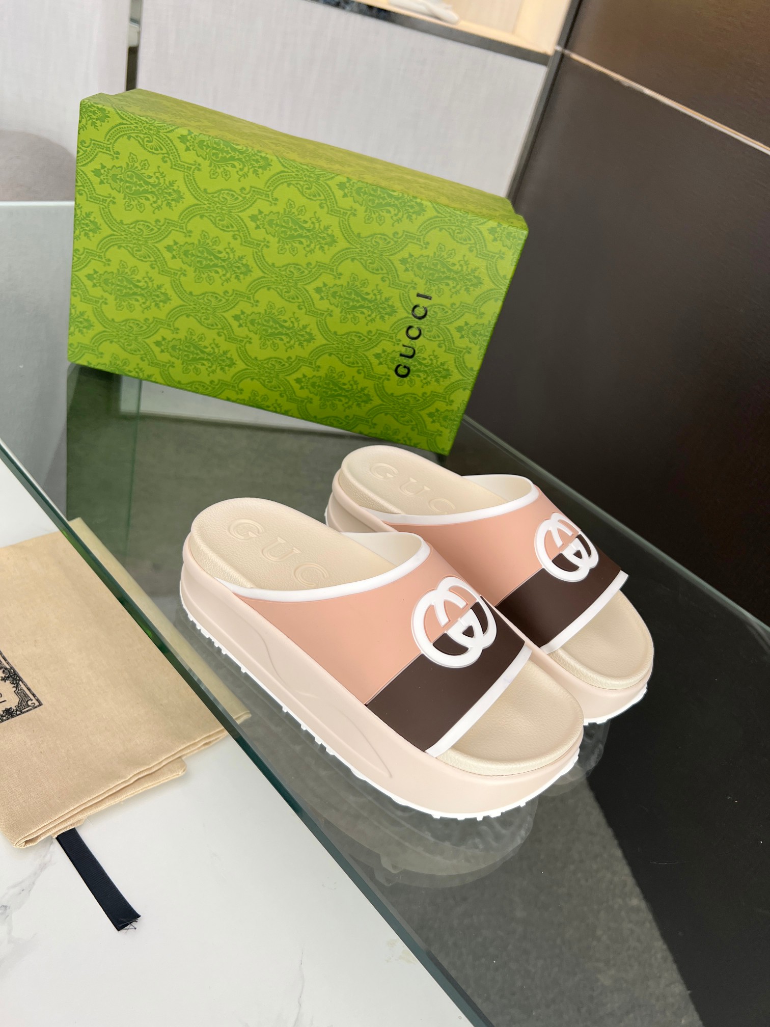 NO:271321,GUCCI Gucci's latest popular sandals and thick-soled slippers series in summer. European style. It is perfect for the feet. It is elegant and elegant, crystal clear. Different materials and textures are expressed, and it has a strong artistic atmosphere. Fabric: original mold-opening imported TPU contrast color logo Inner: original mold-opening imported TPU integrated logo Midsole: original mold-opening TPU light bubble Outsole: original mold-opening TPU water table/Logo negative film combination Size: 35-46#,,gucci,gucci,sandals,slippers19860909实价GUCCI古驰夏季最新爆款凉鞋松糕厚底拖鞋系列 欧式风格 上脚非常完美,穿搭上配此鞋,优雅大方,晶莹剔透,不同材质,肌理的表现,极具浓厚的艺术气息. 面料:原版开模进口TPU撞色Logo 内里:原版开模进口TPU一体Logo 中底:原版开模TPU轻泡 大底:原版开模TPU水台/Logo底片组合 码数:35-46#,,gucci,gucci,sandals,slippers,Men's shoes