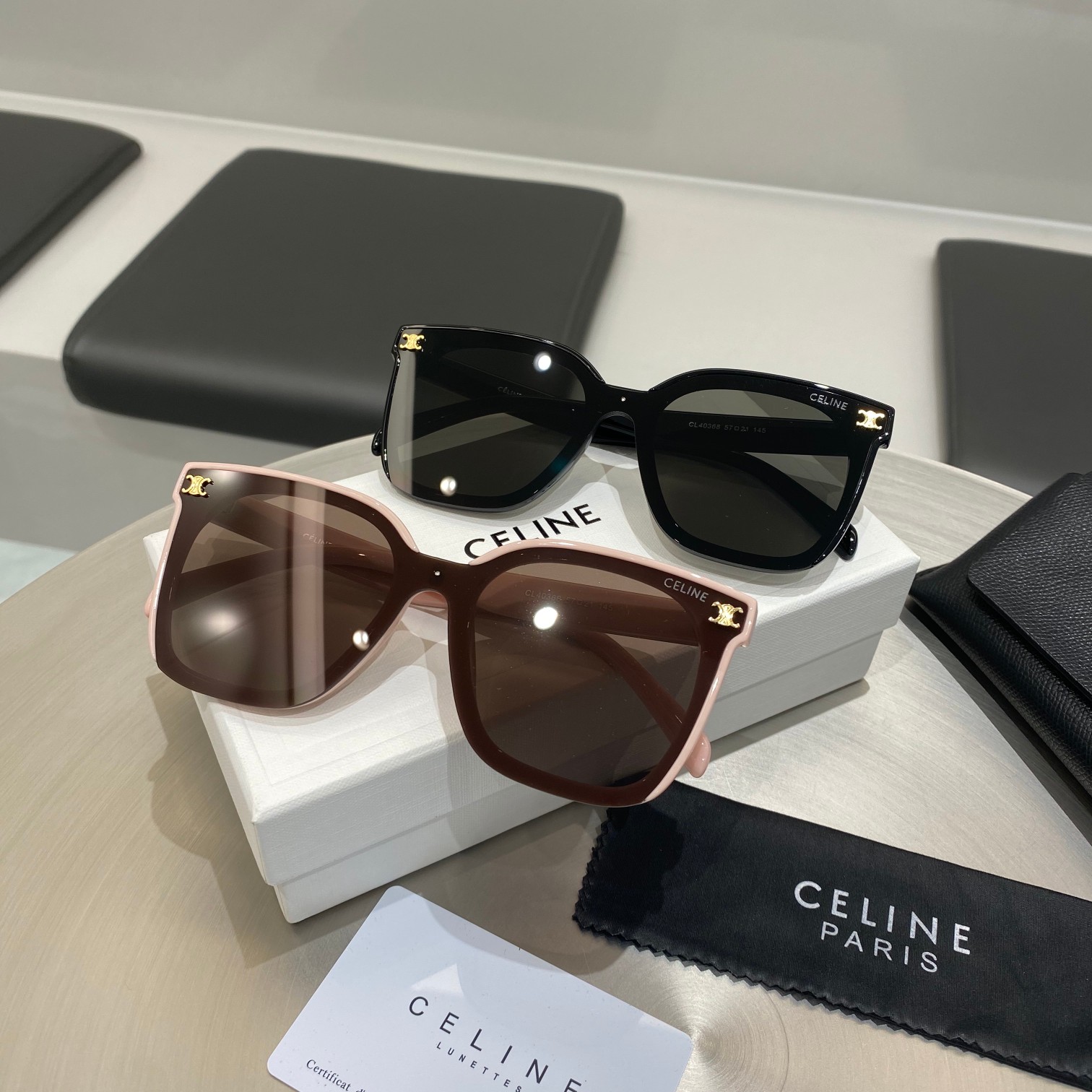 💰85
【赛琳凯旋门墨镜】（配白盒）
CELINE墨镜2023新款来喽🔥
爆款 爆款❤️
有体积感的镜腿与独特的镜腿末端细节更添时尚感。
随便一戴都很有明星感 
上脸气场很强 时髦指数彪升
非常适合日常出行
oversize敲敲敲显脸小☑️
不同的墨镜满足不同造型需求 
 时髦精致的都市达人 你岂能错过 🥰男女通用

颜色，粉色，黑色