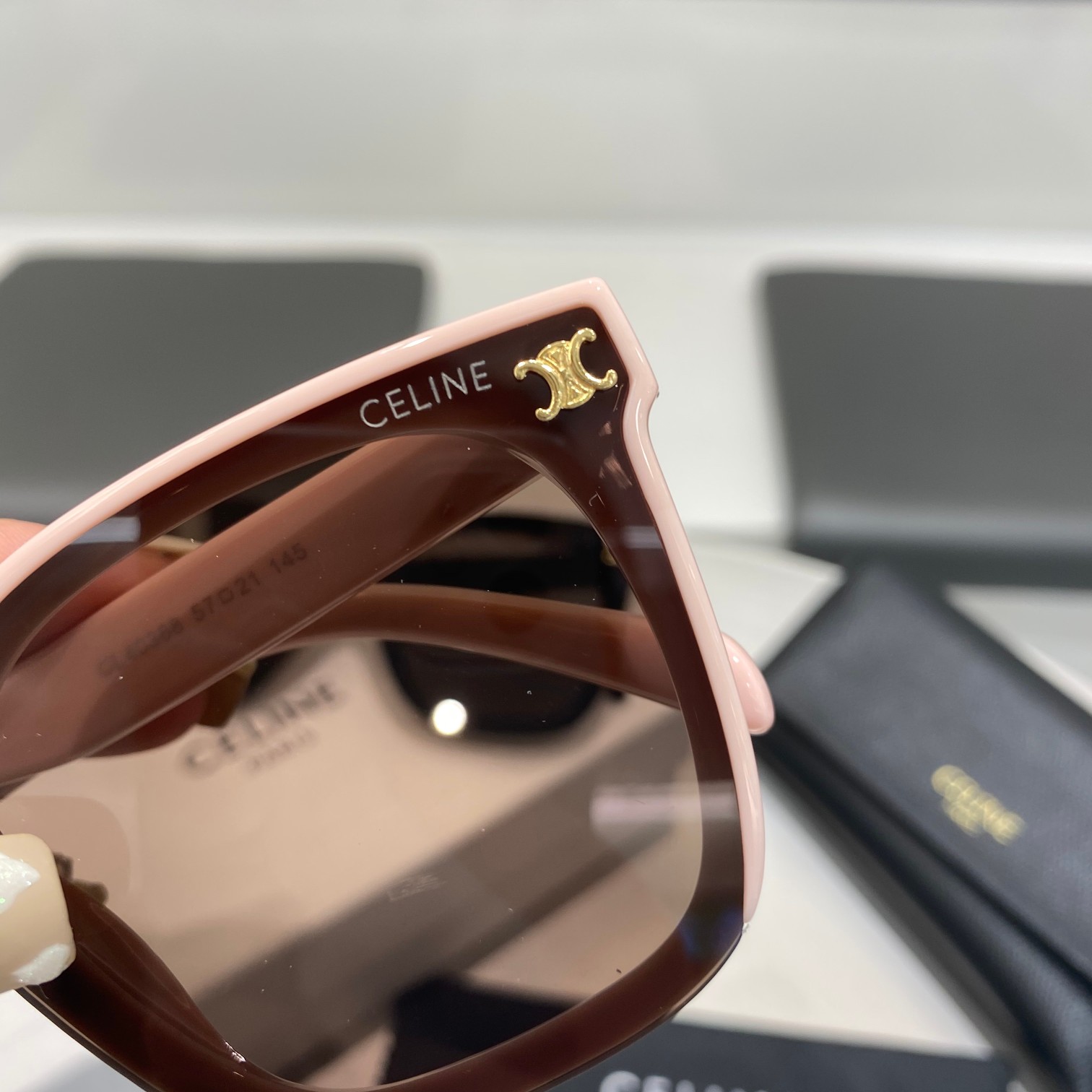 💰85
【赛琳凯旋门墨镜】（配白盒）
CELINE墨镜2023新款来喽🔥
爆款 爆款❤️
有体积感的镜腿与独特的镜腿末端细节更添时尚感。
随便一戴都很有明星感 
上脸气场很强 时髦指数彪升
非常适合日常出行
oversize敲敲敲显脸小☑️
不同的墨镜满足不同造型需求 
 时髦精致的都市达人 你岂能错过 🥰男女通用

颜色，粉色，黑色
