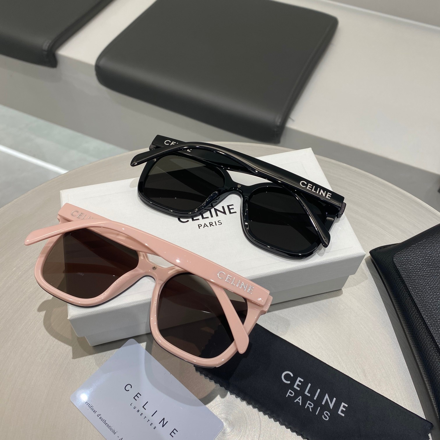 💰85
【赛琳凯旋门墨镜】（配白盒）
CELINE墨镜2023新款来喽🔥
爆款 爆款❤️
有体积感的镜腿与独特的镜腿末端细节更添时尚感。
随便一戴都很有明星感 
上脸气场很强 时髦指数彪升
非常适合日常出行
oversize敲敲敲显脸小☑️
不同的墨镜满足不同造型需求 
 时髦精致的都市达人 你岂能错过 🥰男女通用

颜色，粉色，黑色