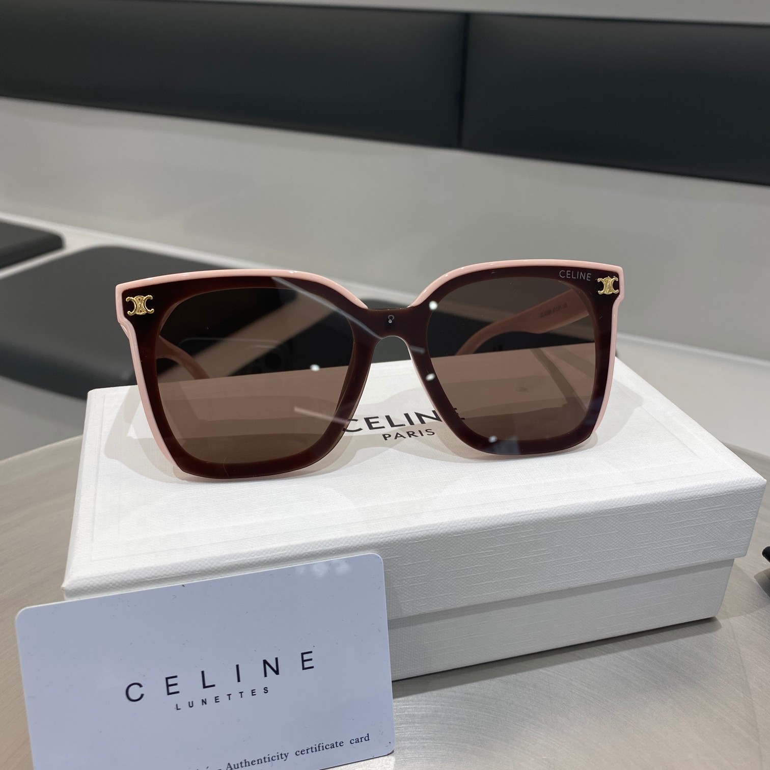 💰85
【赛琳凯旋门墨镜】（配白盒）
CELINE墨镜2023新款来喽🔥
爆款 爆款❤️
有体积感的镜腿与独特的镜腿末端细节更添时尚感。
随便一戴都很有明星感 
上脸气场很强 时髦指数彪升
非常适合日常出行
oversize敲敲敲显脸小☑️
不同的墨镜满足不同造型需求 
 时髦精致的都市达人 你岂能错过 🥰男女通用

颜色，粉色，黑色