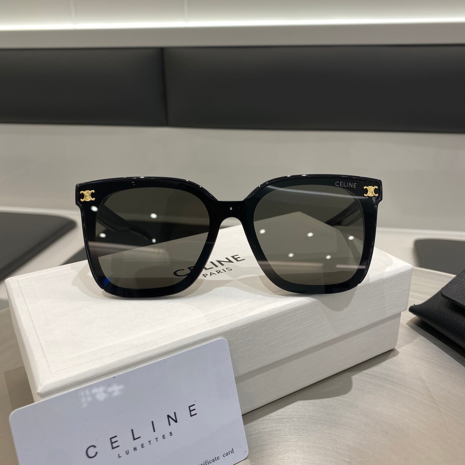 💰85
【赛琳凯旋门墨镜】（配白盒）
CELINE墨镜2023新款来喽🔥
爆款 爆款❤️
有体积感的镜腿与独特的镜腿末端细节更添时尚感。
随便一戴都很有明星感 
上脸气场很强 时髦指数彪升
非常适合日常出行
oversize敲敲敲显脸小☑️
不同的墨镜满足不同造型需求 
 时髦精致的都市达人 你岂能错过 🥰男女通用

颜色，粉色，黑色