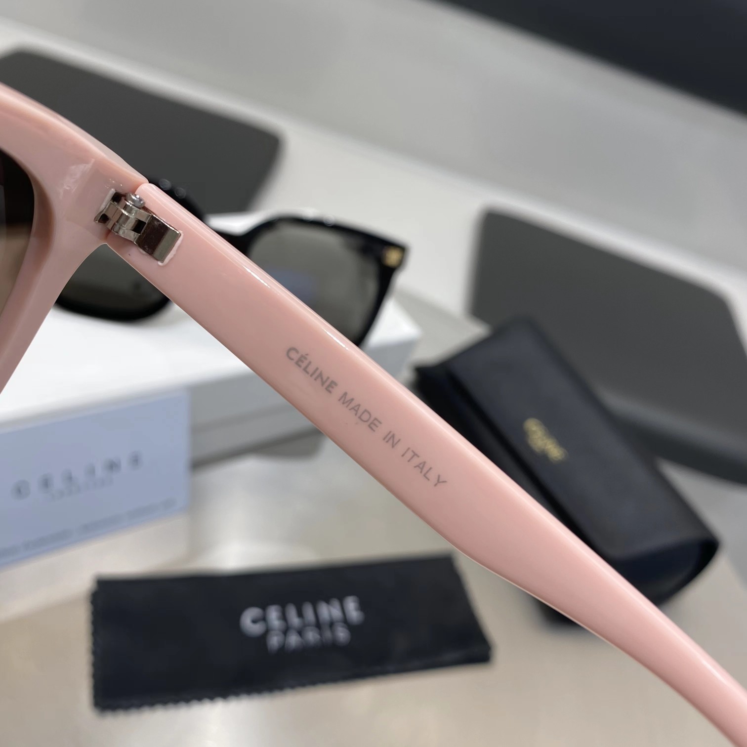 💰85
【赛琳凯旋门墨镜】（配白盒）
CELINE墨镜2023新款来喽🔥
爆款 爆款❤️
有体积感的镜腿与独特的镜腿末端细节更添时尚感。
随便一戴都很有明星感 
上脸气场很强 时髦指数彪升
非常适合日常出行
oversize敲敲敲显脸小☑️
不同的墨镜满足不同造型需求 
 时髦精致的都市达人 你岂能错过 🥰男女通用

颜色，粉色，黑色