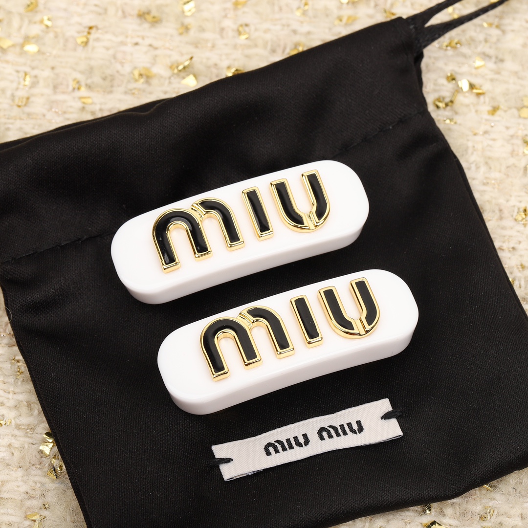  高品质 细节如图 一对 
【miu@miu发夹】绝对会成为经典款的发夹一定要入的一款发夹，巨巨巨好看的