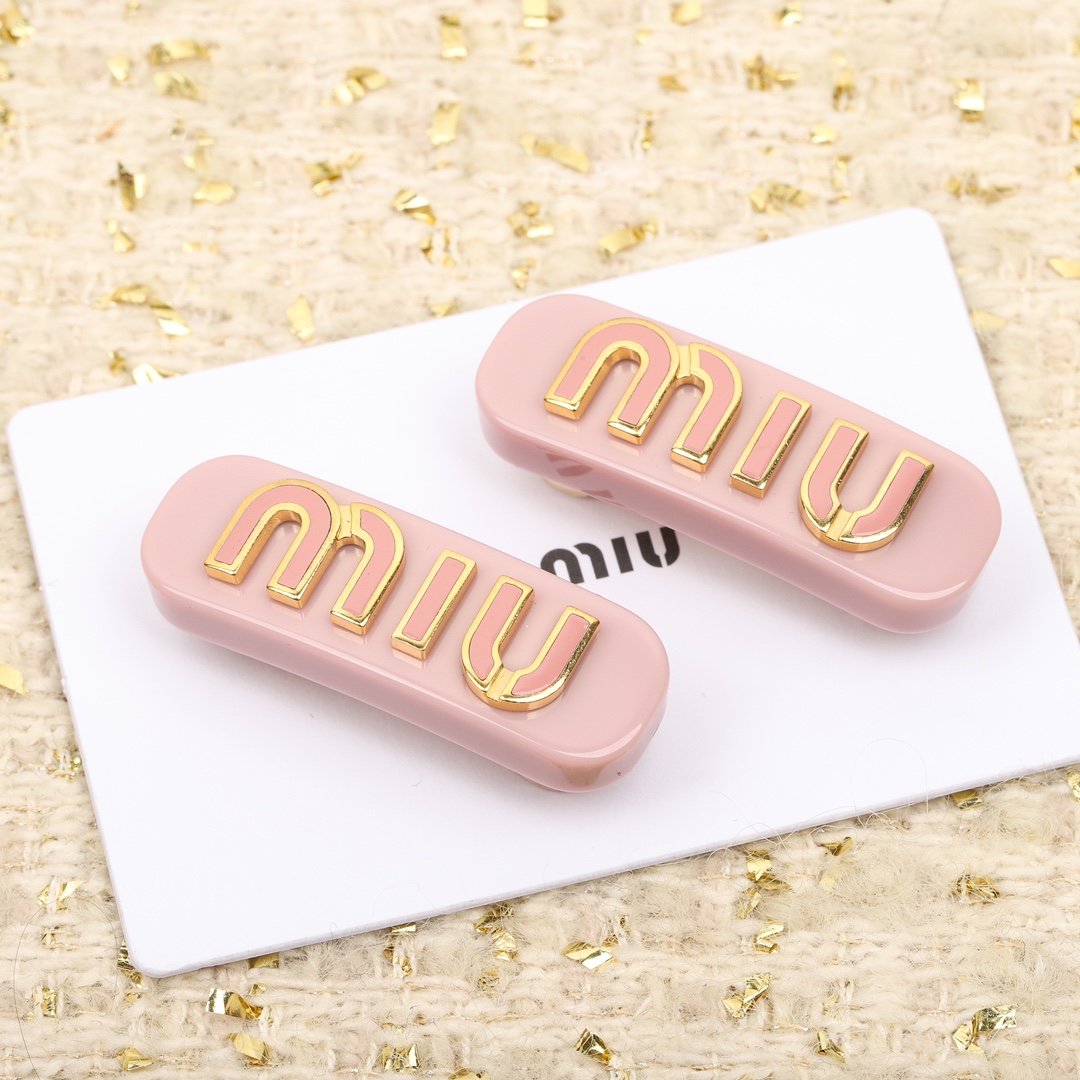  高品质 细节如图 一对卖 一对价格【miu@miu新款粉色发夹】绝对会成为经典款的发夹一定要入的一款发