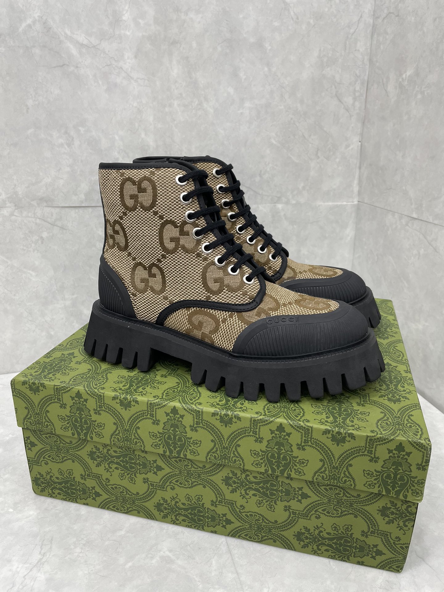 NO:613023,Women's, Men's, Gucci Unisex GG Lace-up Boots This lace-up boot pays homage to the past and present in a mix of oversized GG canvas and black rubber. The shoe has a contoured lug sole that accentuates its modern spirit. Sizing Women's 36-42 Men's 39-47 Camel and Ebony upper GG Canvas Boots Cowhide lining Unisex Black rubber trim  Rubber foam lug sole Lace Low heel 1.6' heel height, 1.2' platform, 6' shaft, based on men's size 43 (Italy) Made in Italy, boots, gucci, boots, cowhide19860909女款,男款, 古驰男女同款 GG 系带长靴 这款系带靴采用大号 GG 帆布和黑色橡胶混合材质,向过去和现在致敬.该鞋款配有轮廓分明的凸纹鞋底,凸显其现代精神. 码数女码 36～42码 男码 39～47码 鞋面驼色和乌木色 GG 帆布长靴 内里牛皮 男女同款 黑色橡胶饰边 橡胶发泡凸纹鞋底 花边 低跟 1.6 英寸鞋跟高度,1.2 英寸厚底,6 英寸鞋统,基于 男款43 码（意大利） 意大利制造,靴子,gucci,boots,cowhide,Women's Shoes