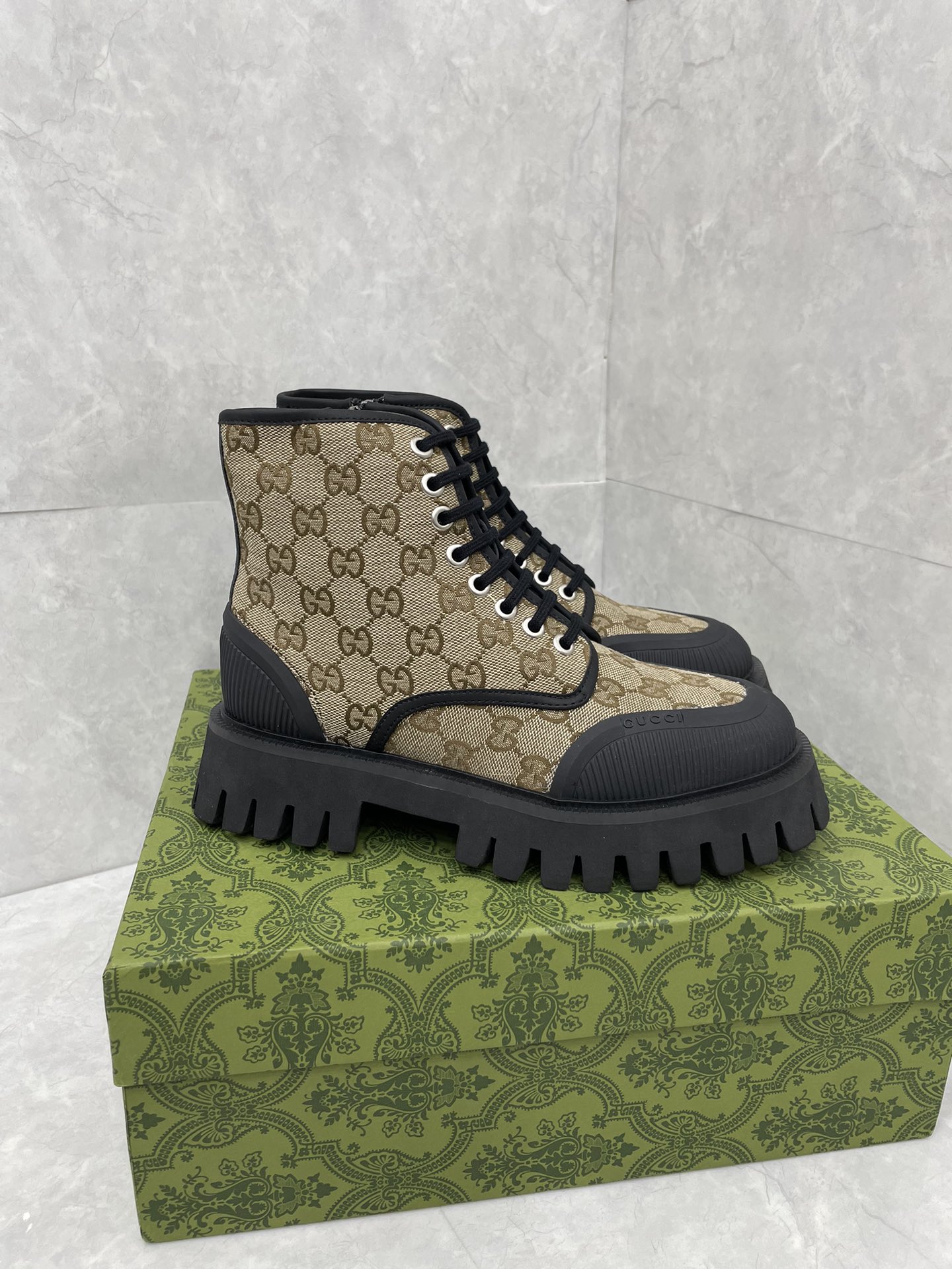NO:613013,Women's, Men's, Gucci Unisex GG Lace-up Boots This lace-up boot pays homage to the past and present in a mix of oversized GG canvas and black rubber. The shoe has a contoured lug sole that accentuates its modern spirit. Sizing Women's 36-42 Men's 39-47 Camel and Ebony upper GG Canvas Boots Cowhide lining Unisex Black rubber trim  Rubber foam lug sole Lace Low heel 1.6' heel height, 1.2' platform, 6' shaft, based on men's size 43 (Italy) Made in Italy, boots, gucci, boots, cowhide19860909女款,男款, 古驰男女同款 GG 系带长靴 这款系带靴采用大号 GG 帆布和黑色橡胶混合材质,向过去和现在致敬.该鞋款配有轮廓分明的凸纹鞋底,凸显其现代精神. 码数女码 36～42码 男码 39～47码 鞋面驼色和乌木色 GG 帆布长靴 内里牛皮 男女同款 黑色橡胶饰边 橡胶发泡凸纹鞋底 花边 低跟 1.6 英寸鞋跟高度,1.2 英寸厚底,6 英寸鞋统,基于 男款43 码（意大利） 意大利制造,靴子,gucci,boots,cowhide,Women's Shoes