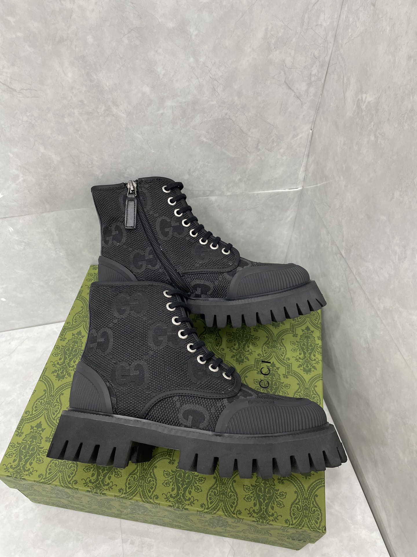 NO:613007,Women's, Men's, Gucci Unisex GG Lace-Up Boots This lace-up boot pays homage to the past and present in a mix of large GG canvas and black rubber. The shoe has a contoured lug sole that highlights its modern spirit. Sizes Women's 36-42 Men's 39-47 Black large GG canvas upper Cowhide lining Unisex Black rubber trim Rubber foam lug sole Lace  Low heel 1.6' heel height, 1.2' platform, 6' shaft, based on men's size 43 (Italy) Made in Italy, boots, gucci, boots, cowhide19860909女款,男款, 古驰男女同款 GG 系带长靴 这款系带靴采用大号 GG 帆布和黑色橡胶混合材质,向过去和现在致敬.该鞋款配有轮廓分明的凸纹鞋底,凸显其现代精神. 码数女码 36～42码 男码 39～47码 鞋面黑色大号GG帆布 内里牛皮 男女同款 黑色橡胶饰边 橡胶发泡凸纹鞋底 花边 低跟 1.6 英寸鞋跟高度,1.2 英寸厚底,6 英寸鞋统,基于 男款43 码（意大利） 意大利制造,靴子,gucci,boots,cowhide,Women's Shoes