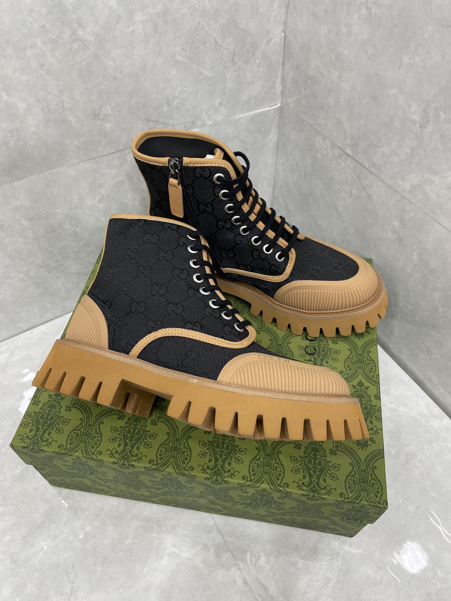 NO:613024,Women's, Men's, Gucci Unisex GG Lace-up Boots. Made from a mix of classic GG canvas and black rubber, these lace-up boots pay homage to the past and present. The shoe has a chiselled lug sole that highlights its modern spirit. Sizes Women's sizes 36-42 Men's sizes 39-47 Black GG canvas uppers Cowhide lining Unisex Brown rubber trim Rubber foam lug sole Lace  Low heel 1.6' heel height, 1.2' platform, 6' shaft, based on men's size 43 (Italy) Made in Italy, boots, gucci, boots, cowhide19860909女款,男款, 古驰男女同款 GG 系带长靴 这款系带靴采用金典 GG 帆布和黑色橡胶混合材质,向过去和现在致敬.该鞋款配有轮廓分明的凸纹鞋底,凸显其现代精神. 码数女码 36～42码 男码 39～47码 鞋面黑色GG帆布 内里牛皮 男女同款 棕色橡胶饰边 橡胶发泡凸纹鞋底 花边 低跟 1.6 英寸鞋跟高度,1.2 英寸厚底,6 英寸鞋统,基于 男款43 码（意大利） 意大利制造,靴子,gucci,boots,cowhide,Women's Shoes