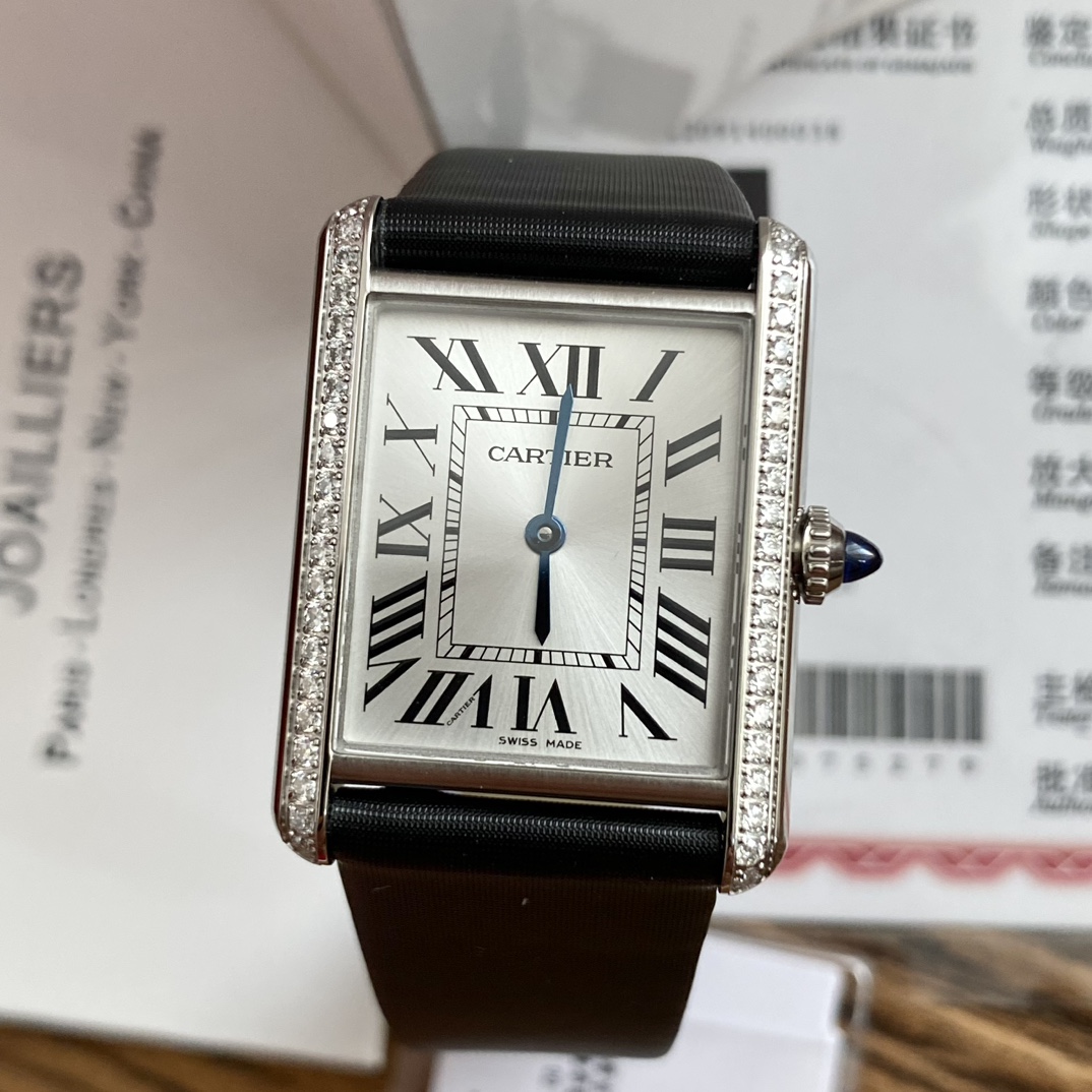 NO:143470,Medium size arrived!  Batch, spot real diamonds, original factory data, differentiate market currency!  (The highest version on the market, supports any comparison) Provides inspection certificate, one table, one number, supports re-inspection!  Equipped with Cartier 157 special movement movement, the original version is truly consistent from the inside to the outside!  Bottom cover tag, card protection, three-code in one. Each is an independent code!  It Must be a TANK among all the classic Cartier tank watches. If I want to have a watch that I wear every day, I will definitely choose TANK Solo, and now this may be modified by the latest TANK MUST. This year, the brand launched a new TankMust series watch. This TankMust series watch also uses the brand's iconic square case 33.7mmx25.5mm, 6.6mm thick, and is inlaid with 44 VVS-grade diamonds, weighing about 0.48 carats, silver plated on the dial and Roman scale, the brand's logo sword-shaped quenched roasted blue steel hand, sapphire crystal glass, and the unique natural blue spinel inlaid on the crown  Imported silk cowhide straps are original universal interchangeable (the strap is warranted for one year, and the new strap is replaced for free within one year). Compared with the previous lines, the case is rounder and smoother. The 316L stainless steel rectangular case is polished and brushed rounded corners and polished in detail. In addition, the watch is also equipped with a quick disassembly function of the watch strap, which greatly increases the comfort and convenience of daily wear. It is good to give it to others for your own use, cartier, cowhide19860909中号到货！批,现货真钻 原厂数据 区别市场通货！（市面上最高版本,支持任意对比）配检测证书,一表一号 支持复检！搭载卡地亚157专用机芯机芯,真正从内到外原版一致！底盖吊牌 保卡 三码合一.每一个都是独立的编码！ It Must be a TANK在所有经典的卡地亚坦克腕表里面,如果要拥有一只作为日常每天戴的腕表,我肯定选TANK Solo,而现在这件事可能会被最新的TANK MUST改观.今年,品牌推出了全新的TankMust系列腕表,这款TankMust系列腕表,同样采用品牌标志性的方形表壳33.7mmx25.5mm 厚6.6mm,并镶崁了44粒VVS级钻石,重约0.48克拉,表盘镀银及罗马刻度字,品牌标志剑形淬火烤蓝钢指针,蓝宝石水晶玻璃,表冠上镶嵌的独一无二天然蓝色尖晶石 进口绢丝牛皮表带原装通用互换（表带质保一年,一年内裂口破皮免费更换新表带）,表壳相较于之前的线条处理更为圆润、流畅.316L精钢矩形表壳,抛光拉丝圆角精工打磨此外,腕表还配备了表带快拆功能,这一设计也大大的增加了日常佩戴的舒适性和便利性.送人自用都不错,,cartier,cowhide,Watch