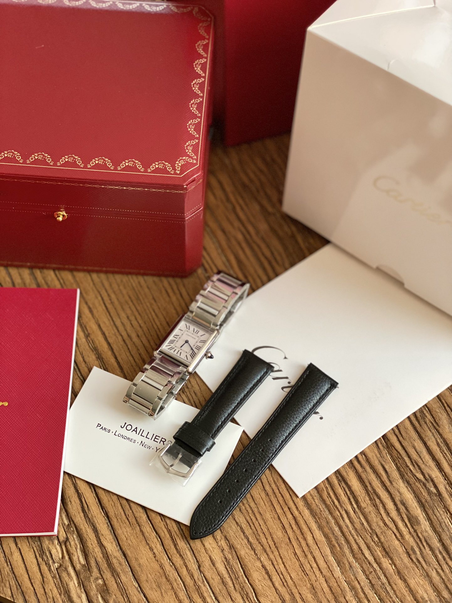 NO:390505,Get an extra set of cowhide straps Cartier's new TankMust watch. It Must be a TANK Among all the classic Cartier tank watches, if you want to have a watch that you wear every day, I will definitely choose TANK Solo, and now this may be modified by the latest TANK MUST. This year, the brand launched a new TankMust series watch, this TankMust series watch also uses the brand's iconic square case medium size 33.7mmx25.5mm, small 29.5*22  The dial silver-plated and sword-shaped blue steel hand, sapphire crystal glass and a unique blue spinel design and grained calfskin strap inlaid on the crown are rounder and smoother than the previous line processing. In addition, the watch is equipped with a quick-removing function of the watch strap, which greatly increases the comfort and convenience of daily wear. With a full set of packaging, cartier, cowhide19860909多送1套牛皮表带 卡地亚全新推出的TankMust腕表.It Must be a TANK在所有经典的卡地亚坦克腕表里面,如果要拥有一只作为日常每天戴的腕表,我肯定选TANK Solo,而现在这件事可能会被最新的TANK MUST改观.今年,品牌推出了全新的TankMust系列腕表,这款TankMust系列腕表,同样采用品牌标志性的方形表壳中号33.7mmx25.5mm,小号29.5*22 表盘镀银及剑形蓝钢指针,蓝宝石水晶玻璃以及在表冠上镶嵌的独一无二蓝色尖晶石设计加粒面小牛皮表带,相较于之前的线条处理更为圆润、流畅.此外,腕表还配备了表带快拆功能,这一设计也大大的增加了日常佩戴的舒适性和便利性.配全套包装,,cartier,cowhide,Watch