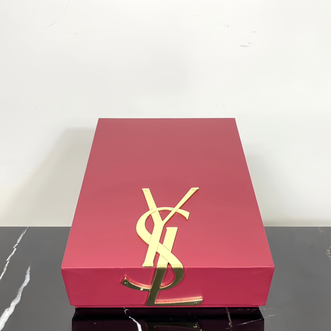 115💰包邮
圣罗兰挚爱2件套/浮雕款🔜七夕礼物🎁注意❗（️可任选：气垫+口红色号）配礼袋❗️YSL圣罗兰浮雕口红气垫两件套 ✔内含:浮雕小红条1966#，黑金气垫B20#YSL「高定无瑕挚爱」礼盒💝
