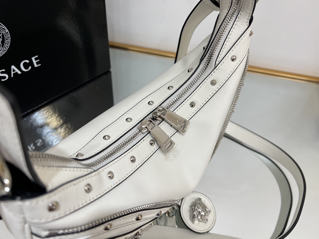 Versace Medusa Leather Shoulder Bag with Removable Straps and Gold Details - 图片 5