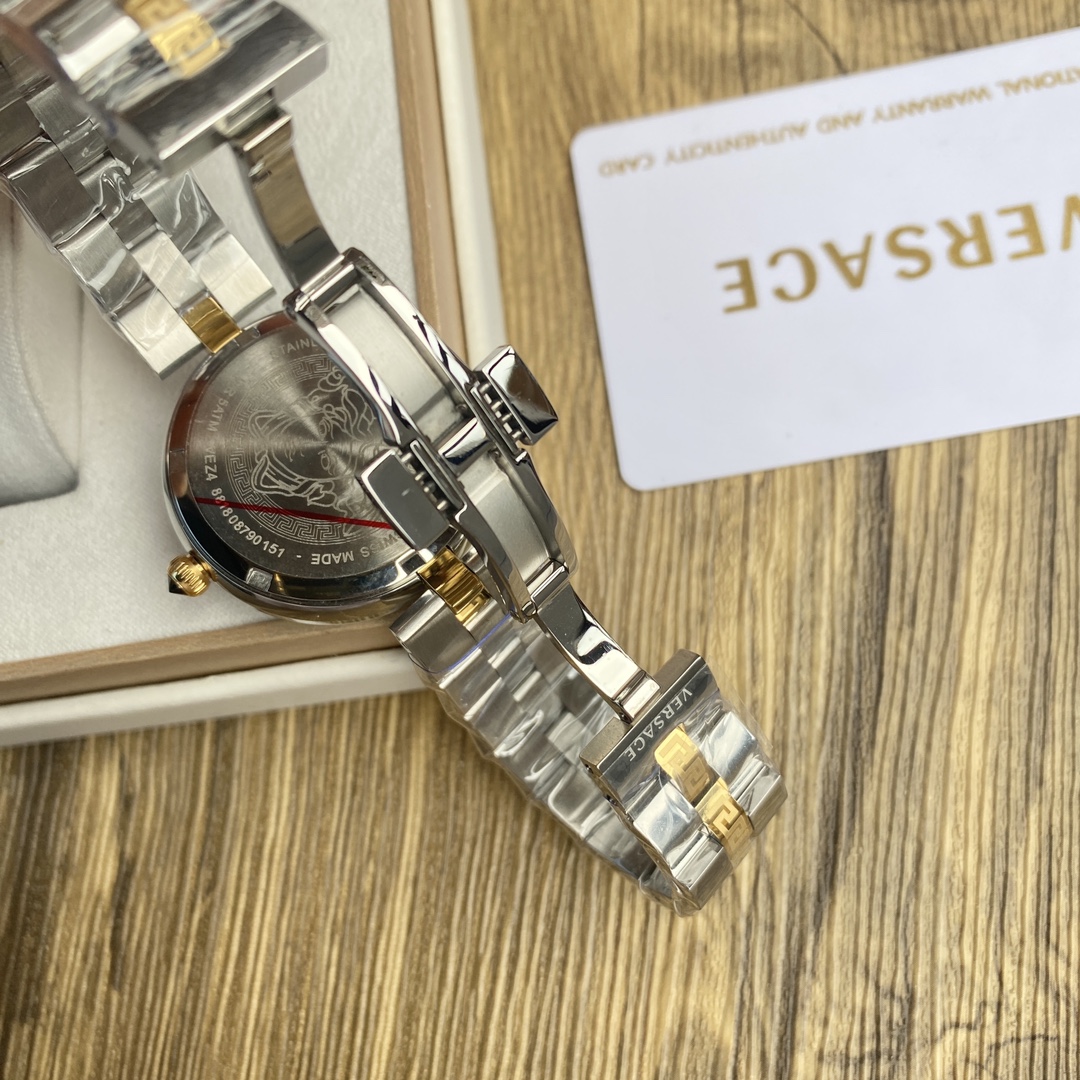 批💰650 Versace范思哲VEZ4系列女士腕表，表盘刻有独特的回纹图案，别具一格的设计，不锈钢表带中间刻有回纹纹路，搭配双按蝴蝶扣简单易开，表盘外径35MM，50米生活防水，一手现货特批