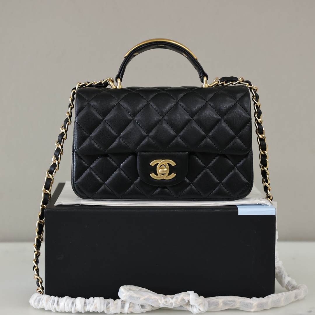 香奈儿22b mini cf💰300
漂亮到无法让人拒绝,精致五金点缀手提,饰以经典链子和细腻羊皮纹,润饰手袋,脱颖而出,演绎永恒优雅。
规格:20*12*6cm