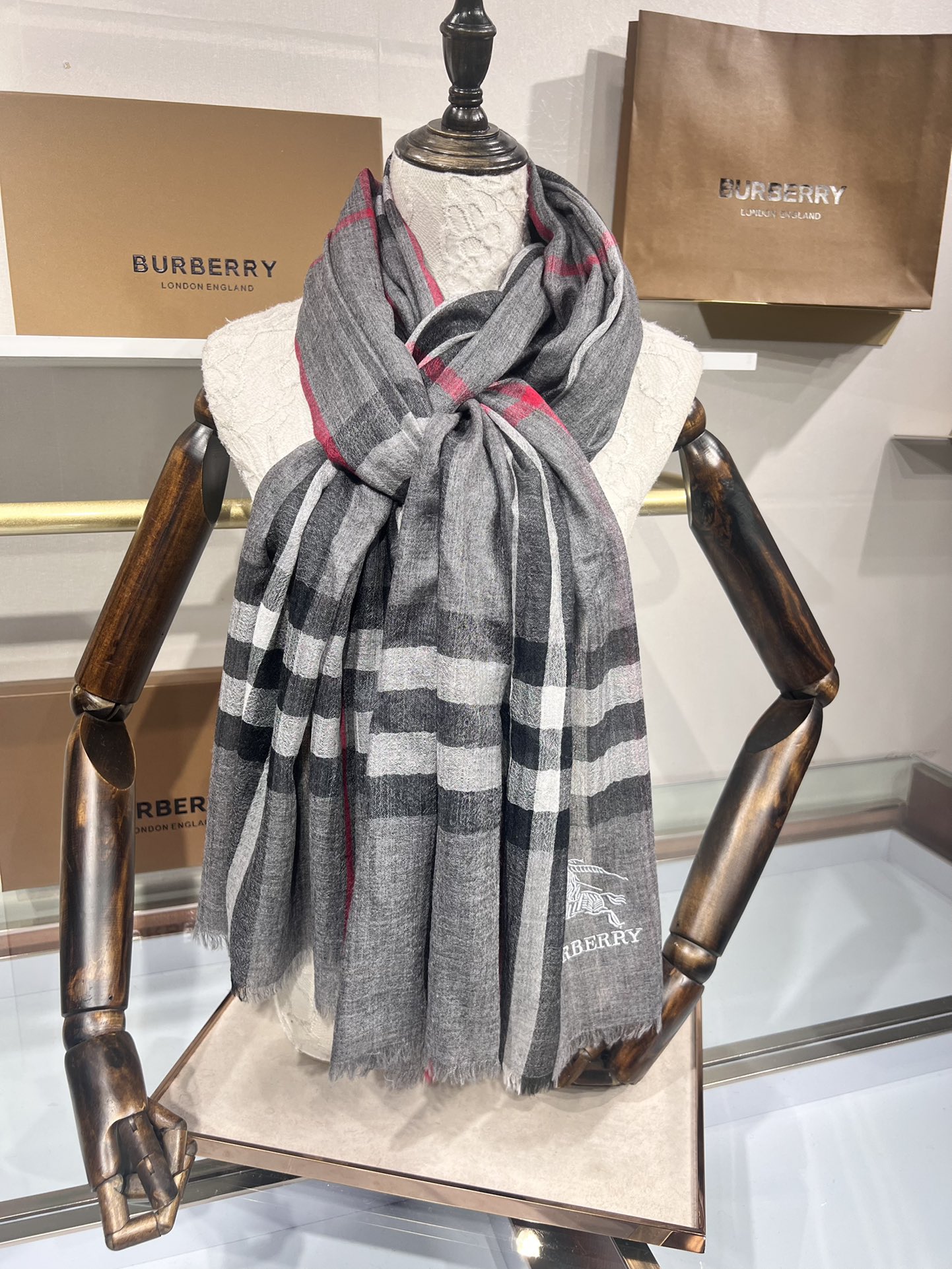 💟经典爆款补单到货！万众瞩目战马绣标官网经典版到货啦～软糯亲肤是我们的初衷～♦️最优质的年轻设计师推出的