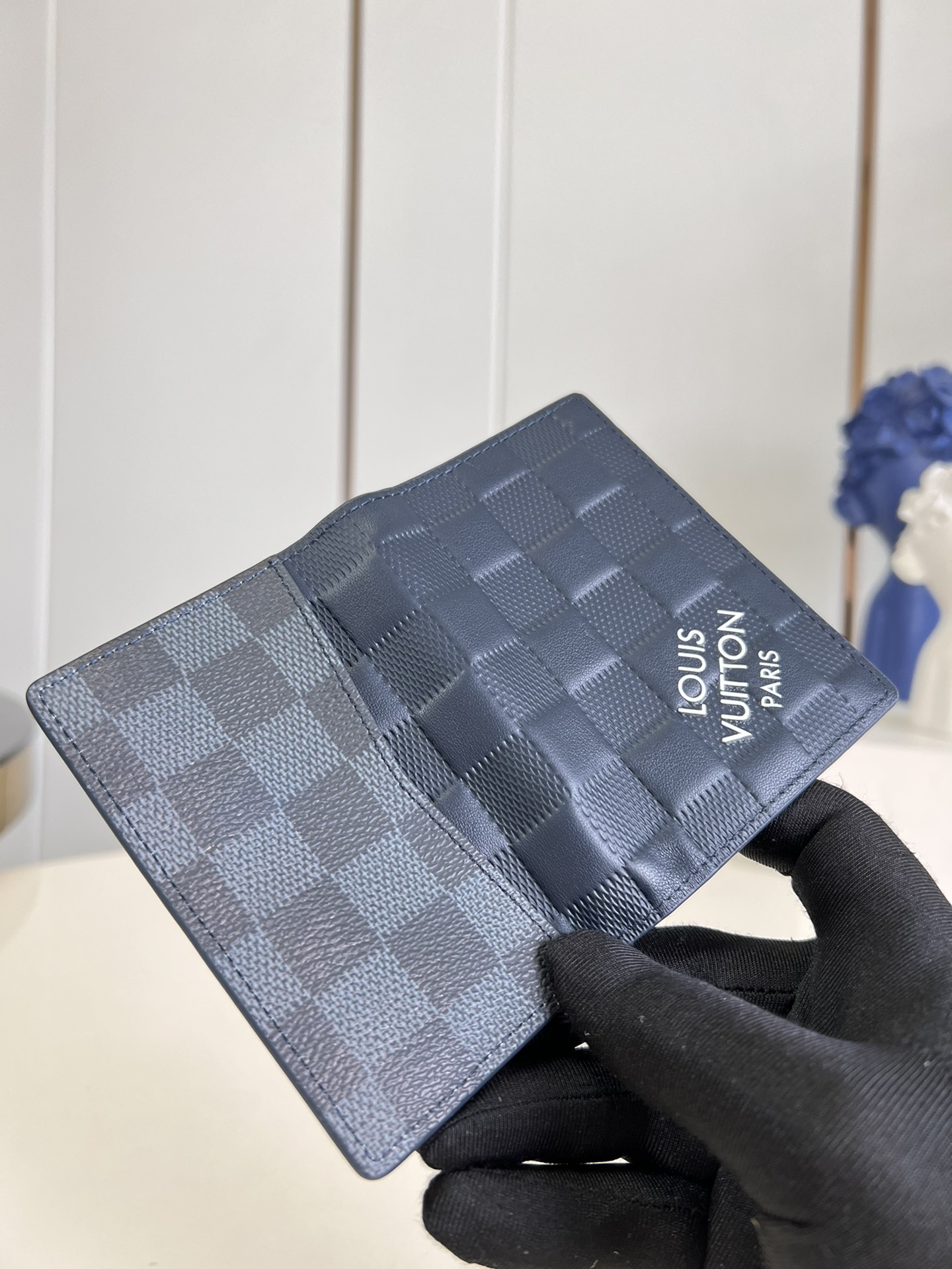 is an ideal all-in-one wallet, holding credit cards, banknotes, and IDs - Bag 3