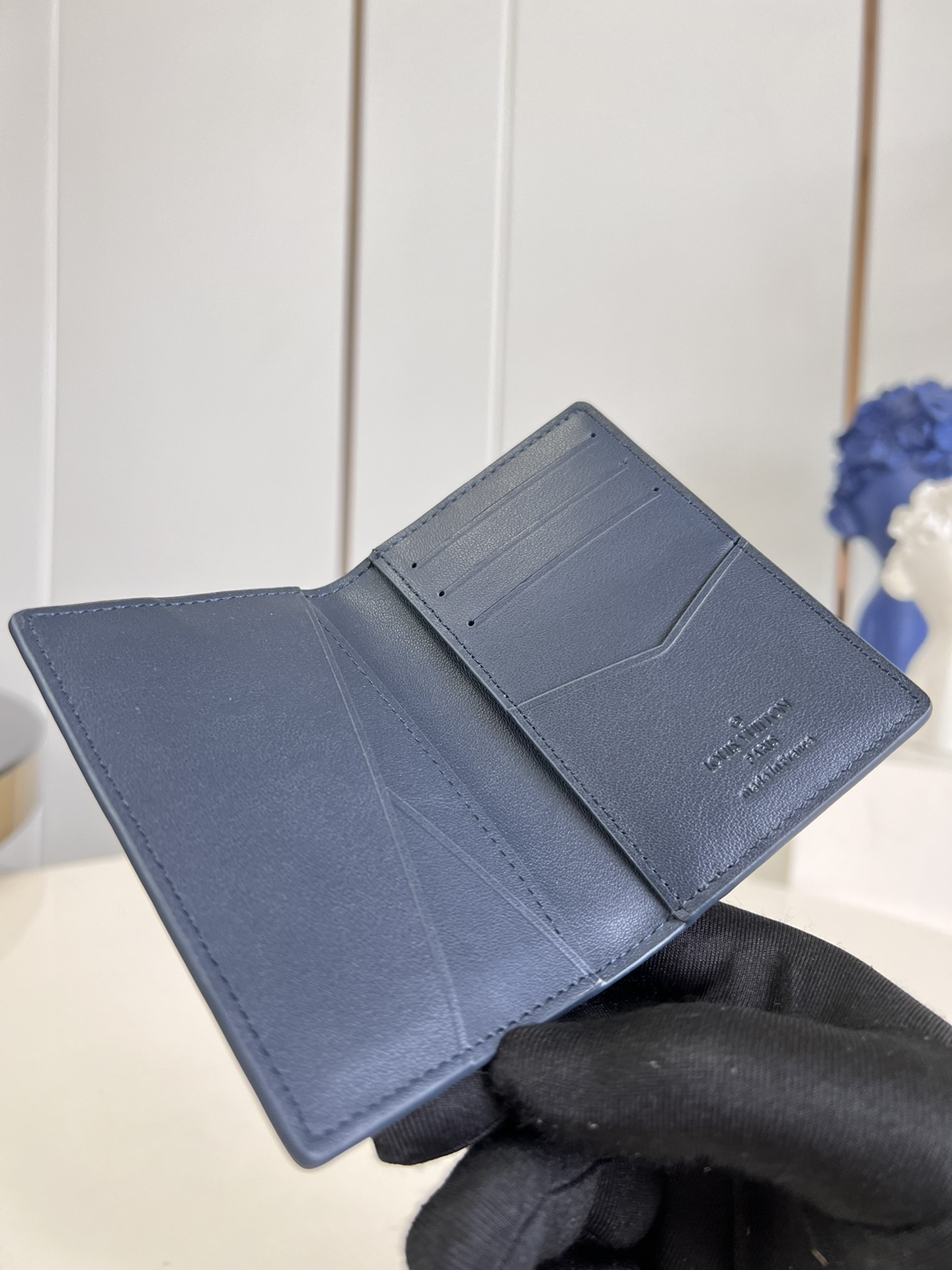 is an ideal all-in-one wallet, holding credit cards, banknotes, and IDs - Bag 4