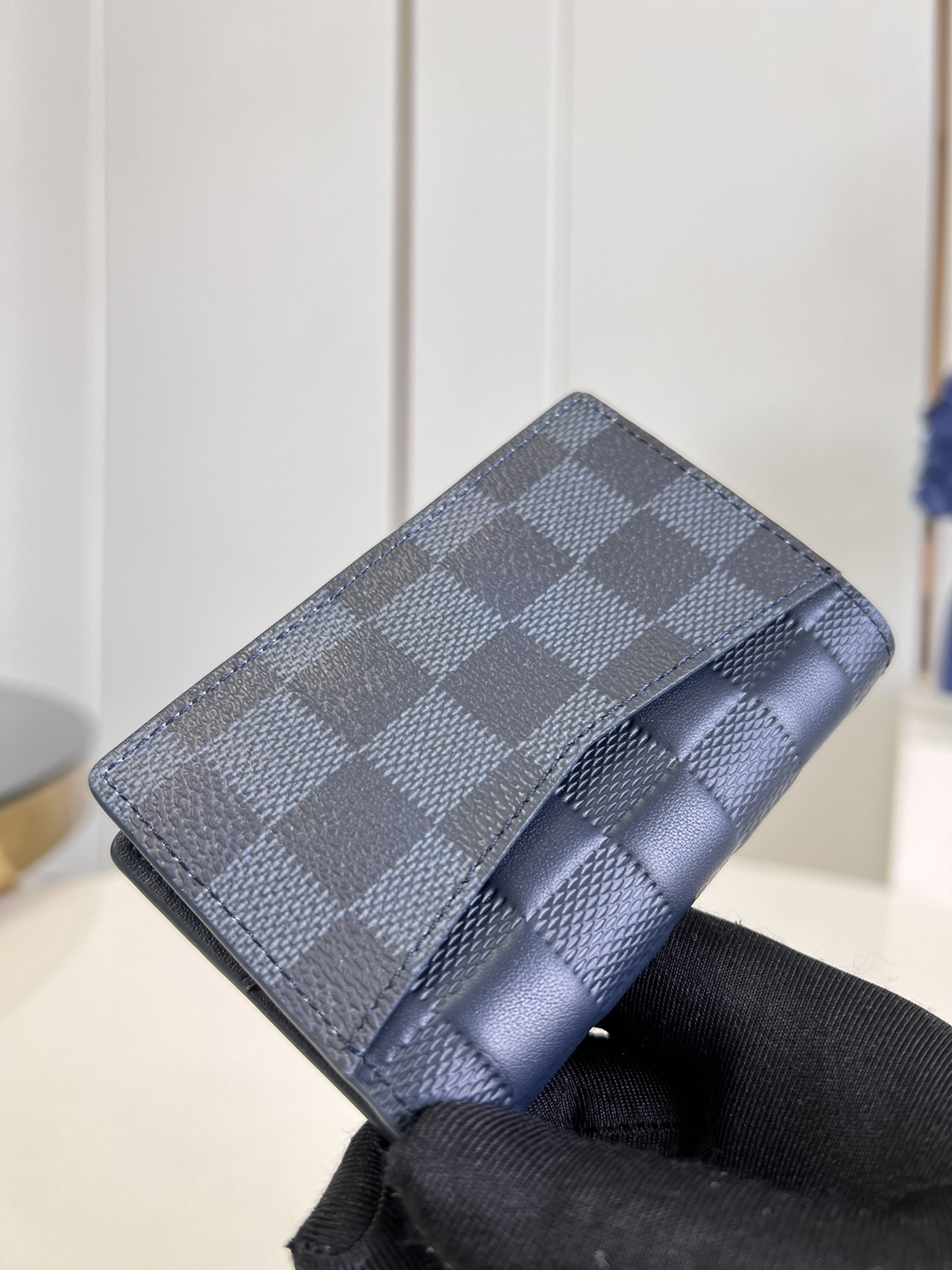 is an ideal all-in-one wallet, holding credit cards, banknotes, and IDs - Bag 2
