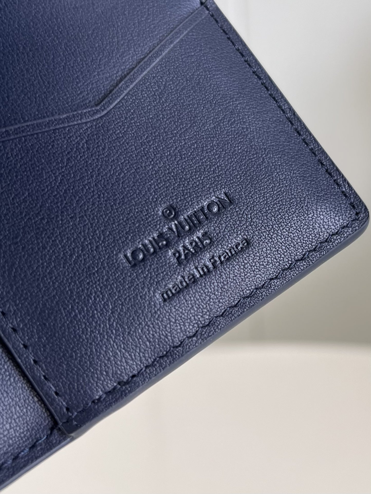 is an ideal all-in-one wallet, holding credit cards, banknotes, and IDs - Bag 5