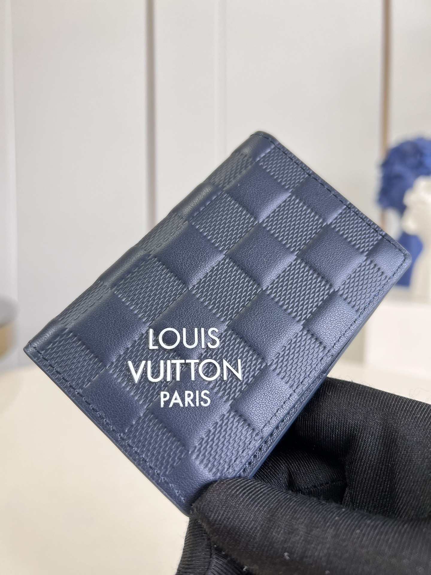 NO:400488,【Exclusive real photo M60543 blue plaster】The small bagged pocket wallet is an ideal all-in-one wallet, which can accommodate credit cards, banknotes and documents. Against the backdrop of classic Taiga leather, it is full of modern and elegant atmosphere, and is decorated with bold contrasting leather edges. 7.5 x 11.0 cm (length x height).V.220,LV [original leather],louis vuitton19860909【独家实拍 M60543蓝压格】小巧袋裝口袋钱夹是理想的多合一錢包,可容納信用卡、紙幣和證件.在經典Taiga皮革的襯托下,富有現代與優雅氣息,並綴以大膽的對比色革邊.7.5 x 11.0 cm (長度 x 高度).V.220,LV【原厂皮】,louis vuitton,Bag