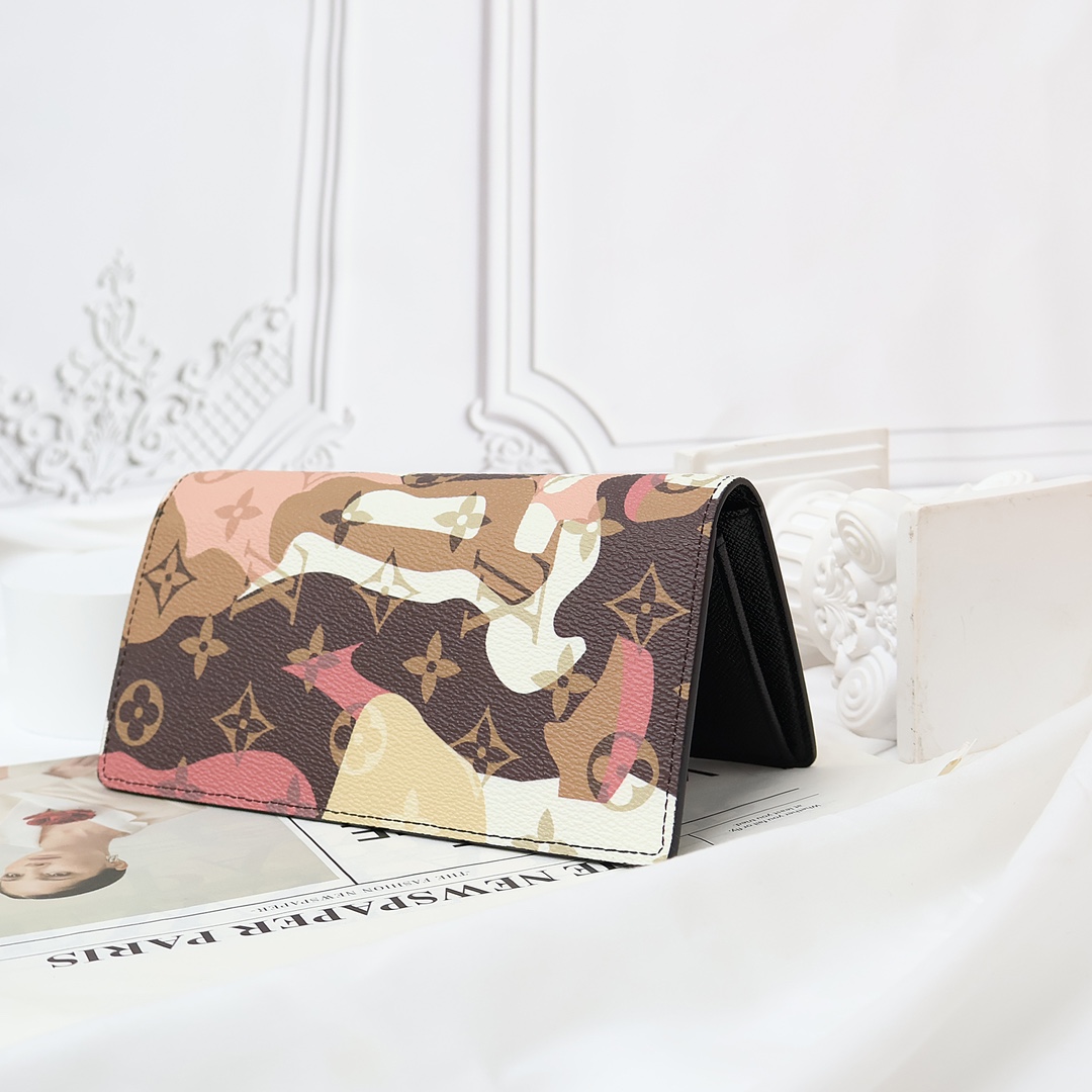 Various color options of the genuine leather bifold wallet