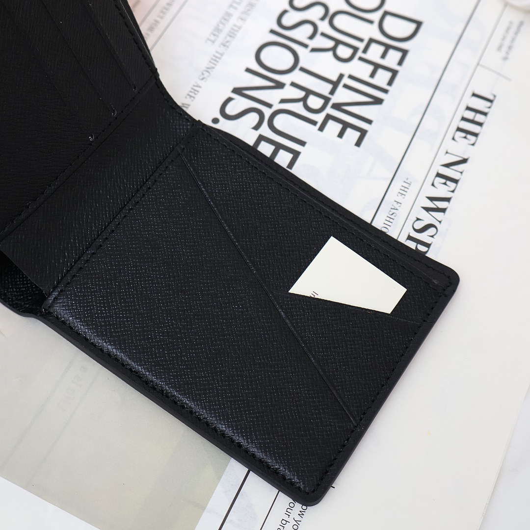 Slim leather bifold wallet in gift packaging